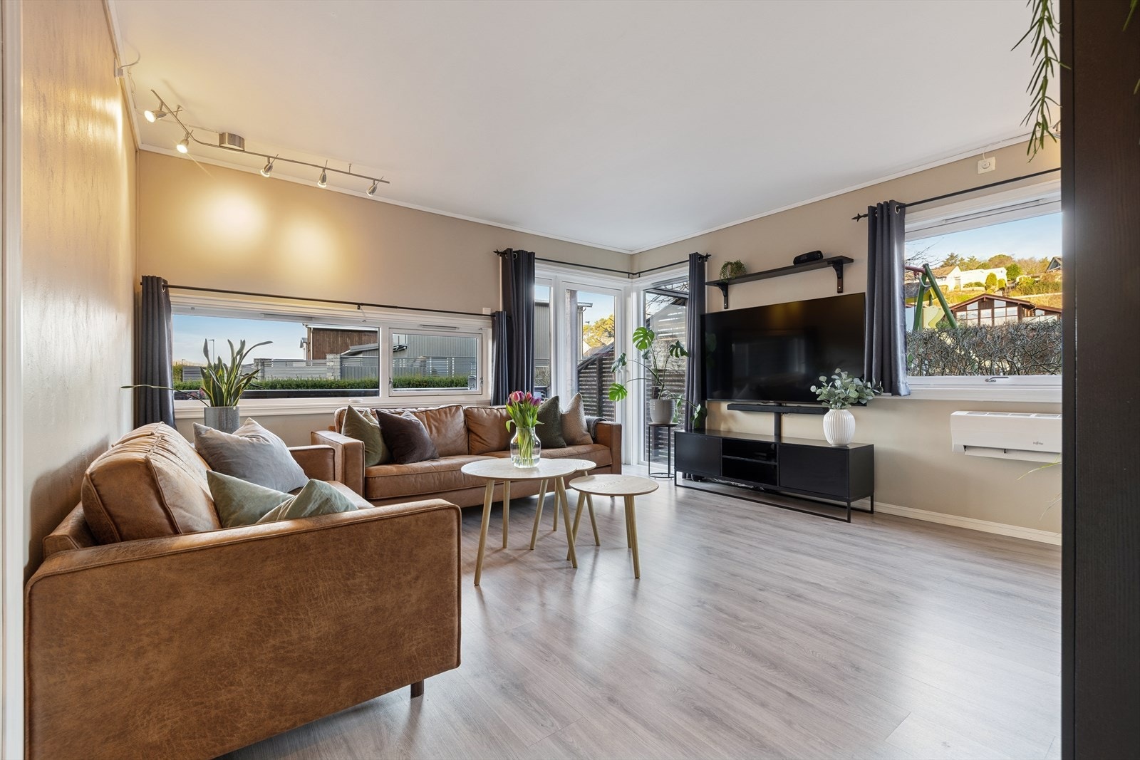 Leiligheten ligger på enden så man får inn godt med lys fra begge sider. Galleribilde