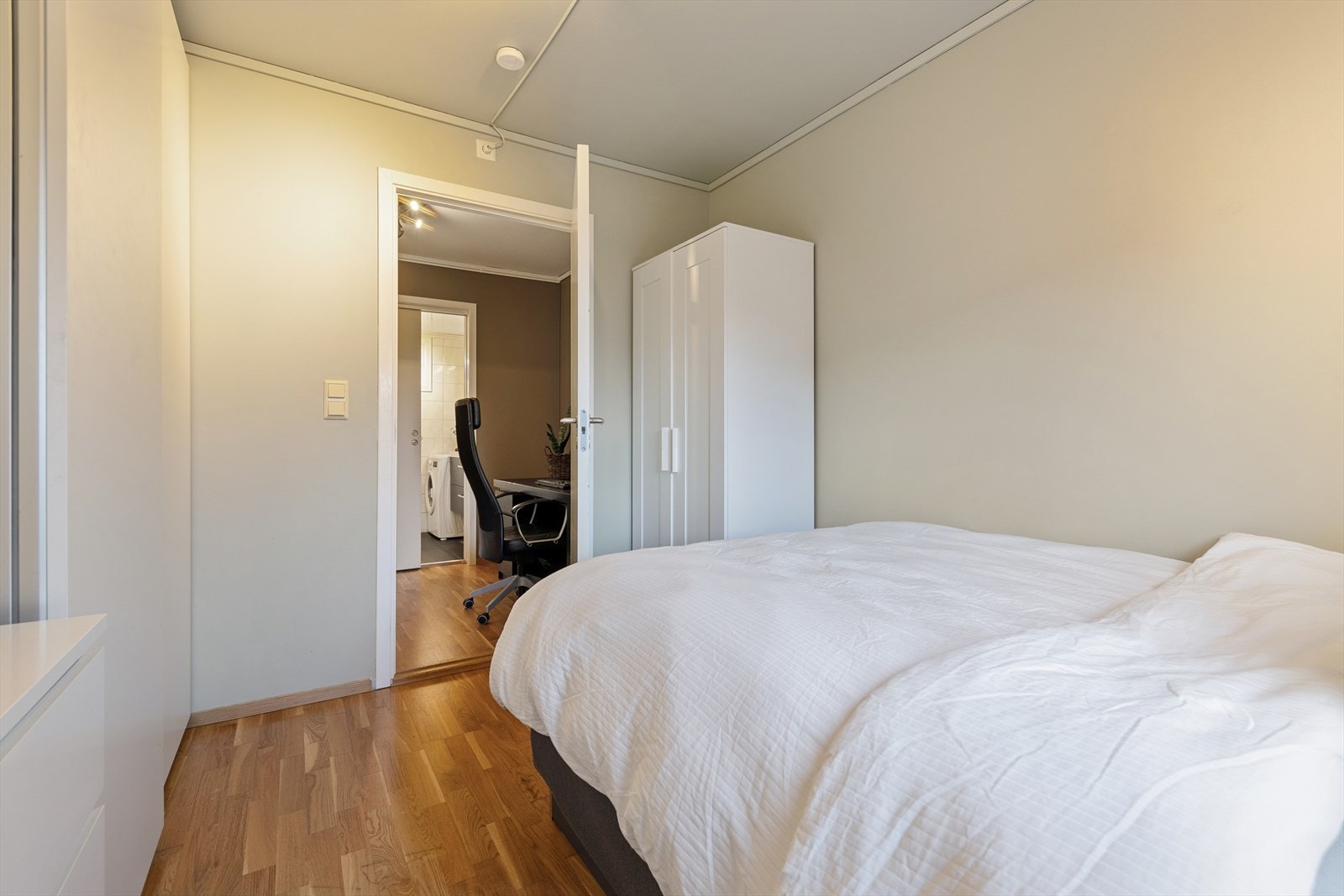 Utenfor soverommet har man en gang som i dag benyttes som kontor. Her er det også tilkomst til badet. Galleribilde