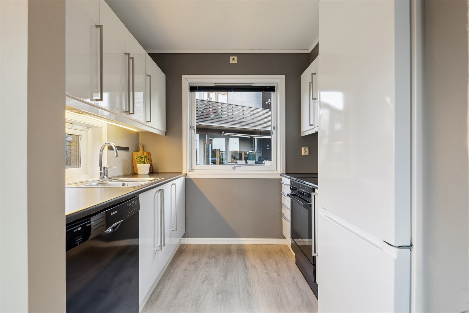 Kjøkken med åpen løsning til stuen. Galleribilde