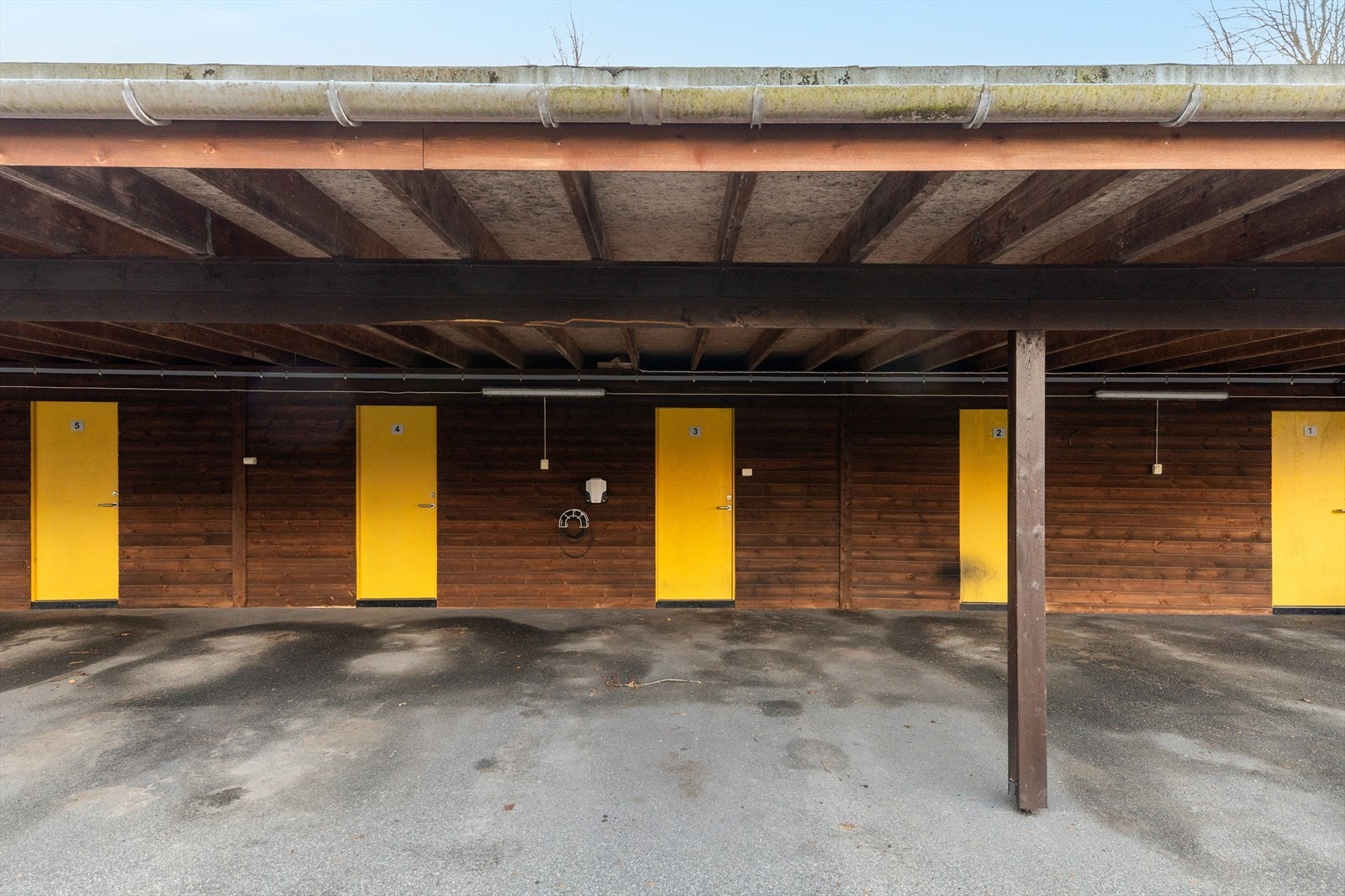 Parkeringsplass i carport med mulighet for el-bil lader. Galleribilde