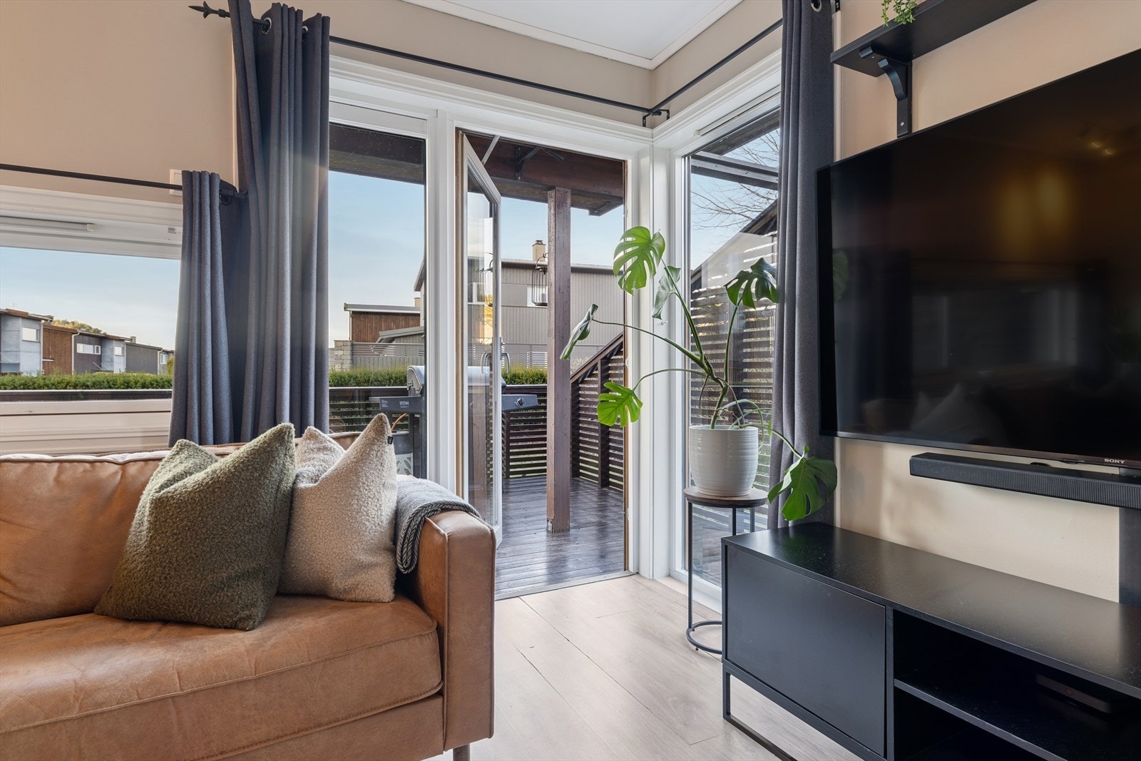 Man har store vinduer i leiligheten som slipper inn mye naturlig lys. Galleribilde