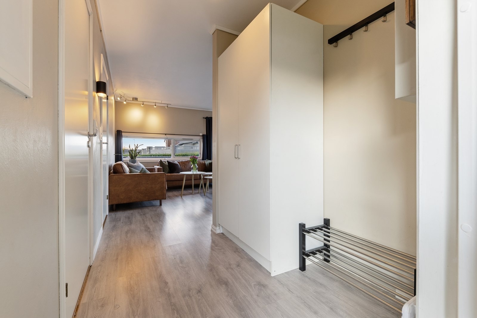 Romslig entre med god plass til å henge fra seg diverse yttertøy. Galleribilde