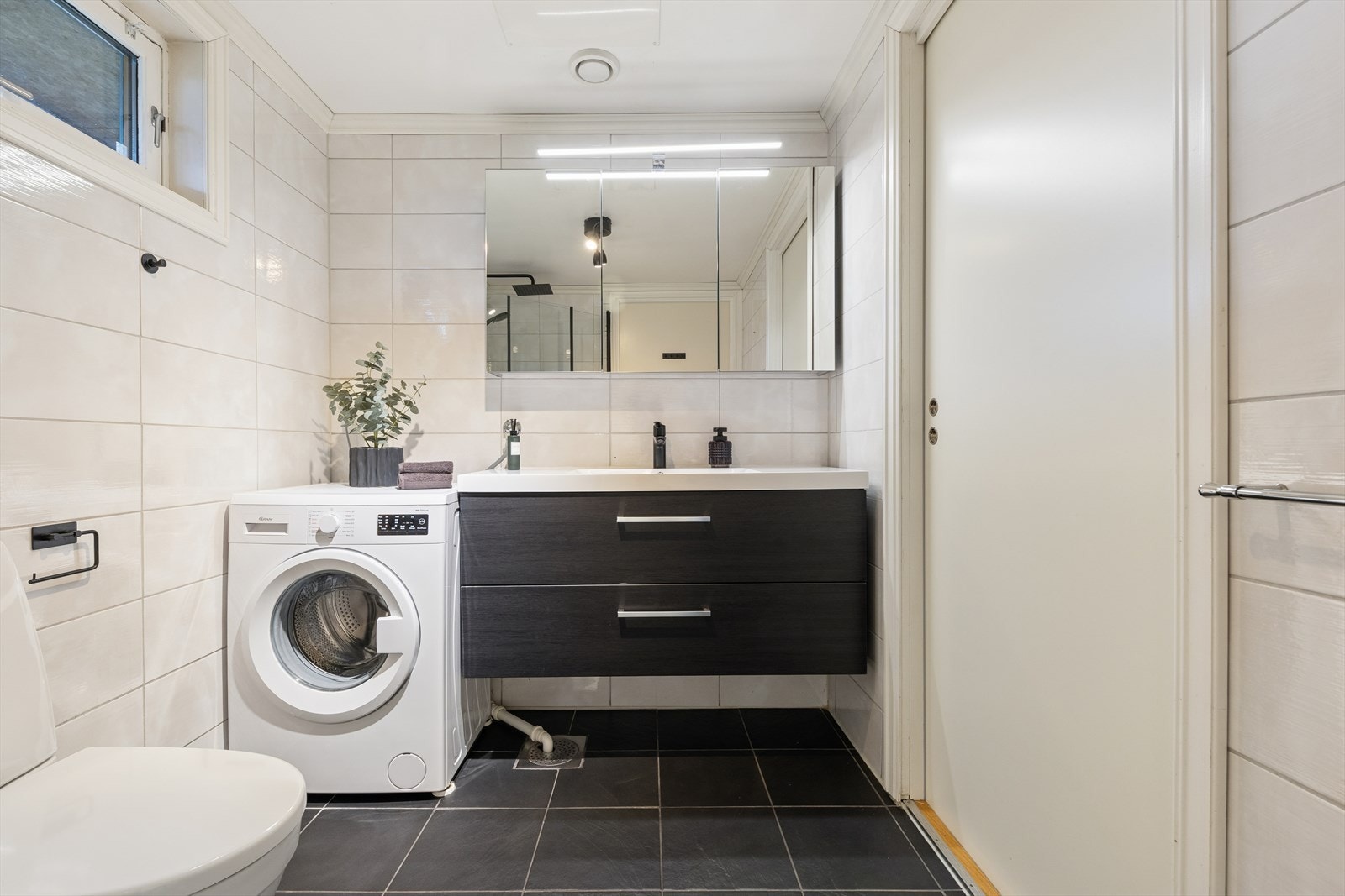 Flott bad med god plass til vaskemaskin. Galleribilde