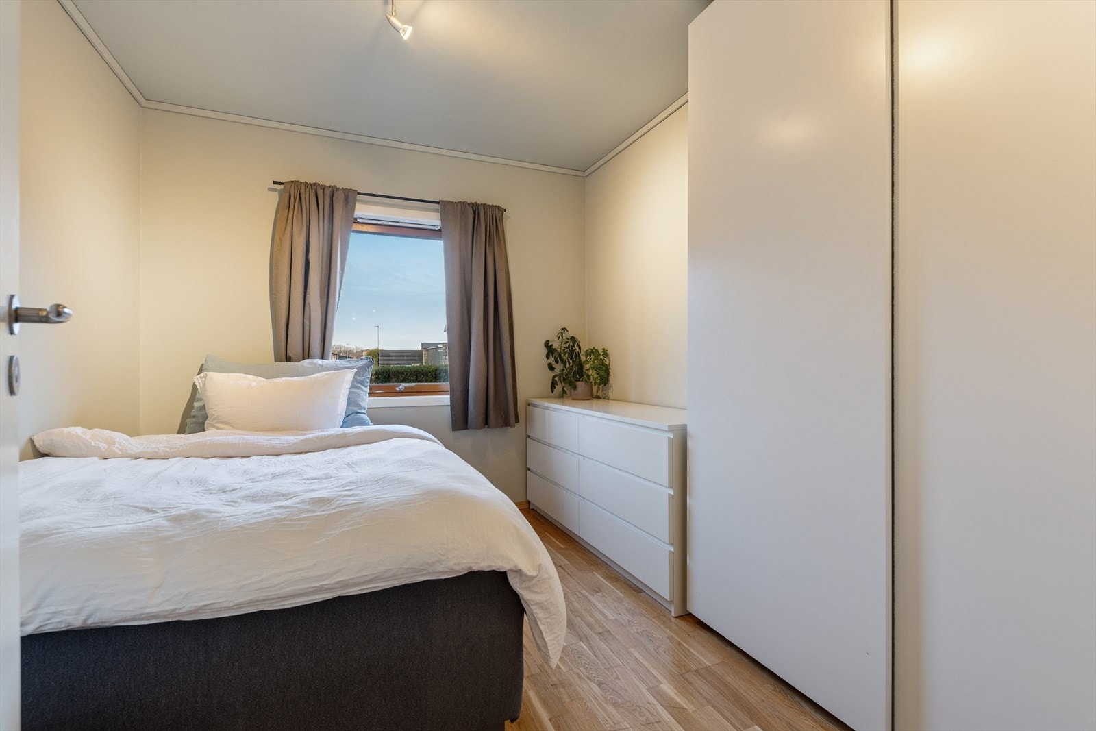 Soverommet er av bra størrelse med god plass til dobbeltseng og garderobeskap. Galleribilde