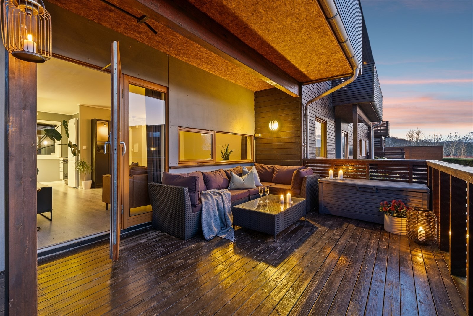 Stor uteplass med gode solforhold. Galleribilde