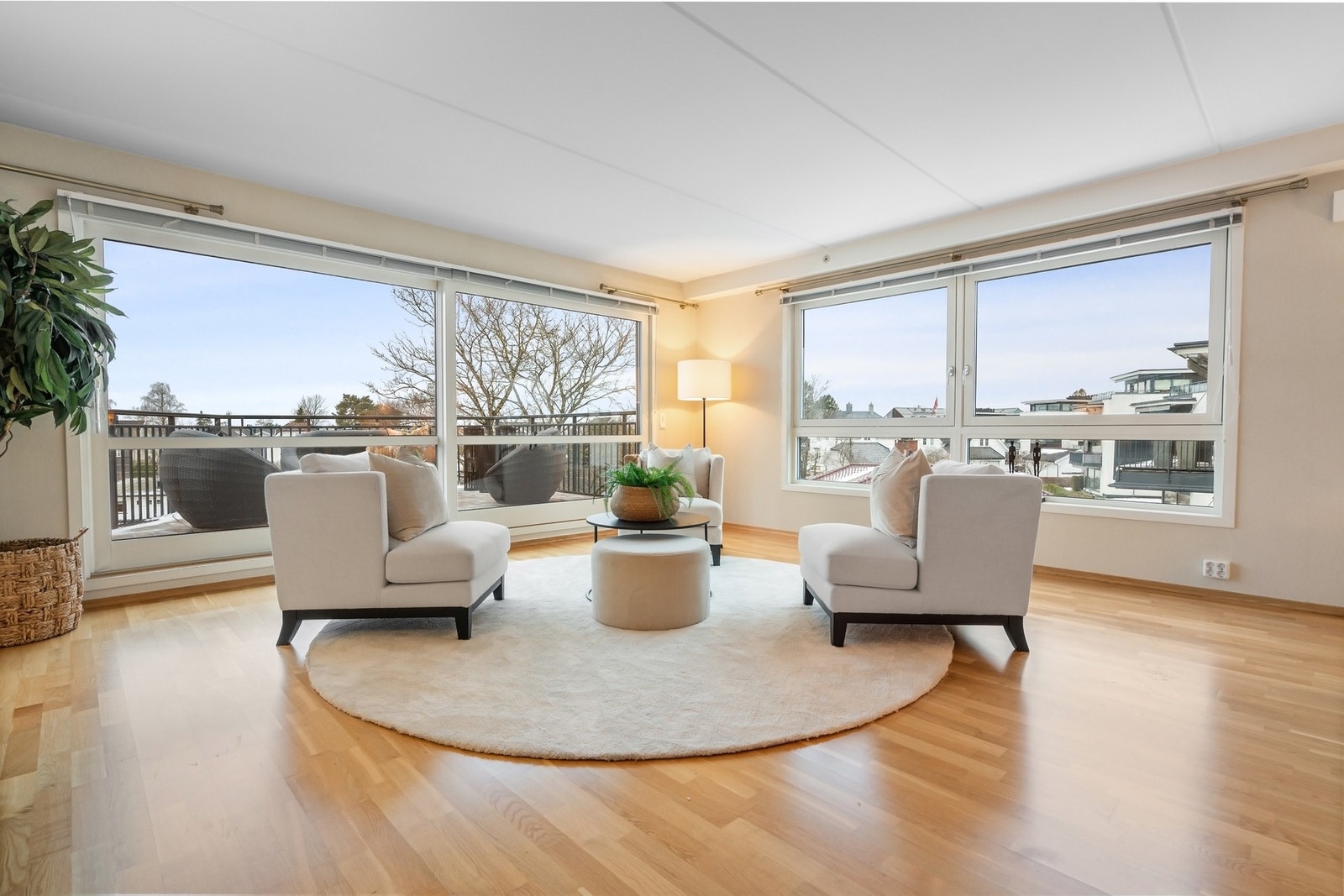 Gulvet har trestavs eikeparkett. Galleribilde