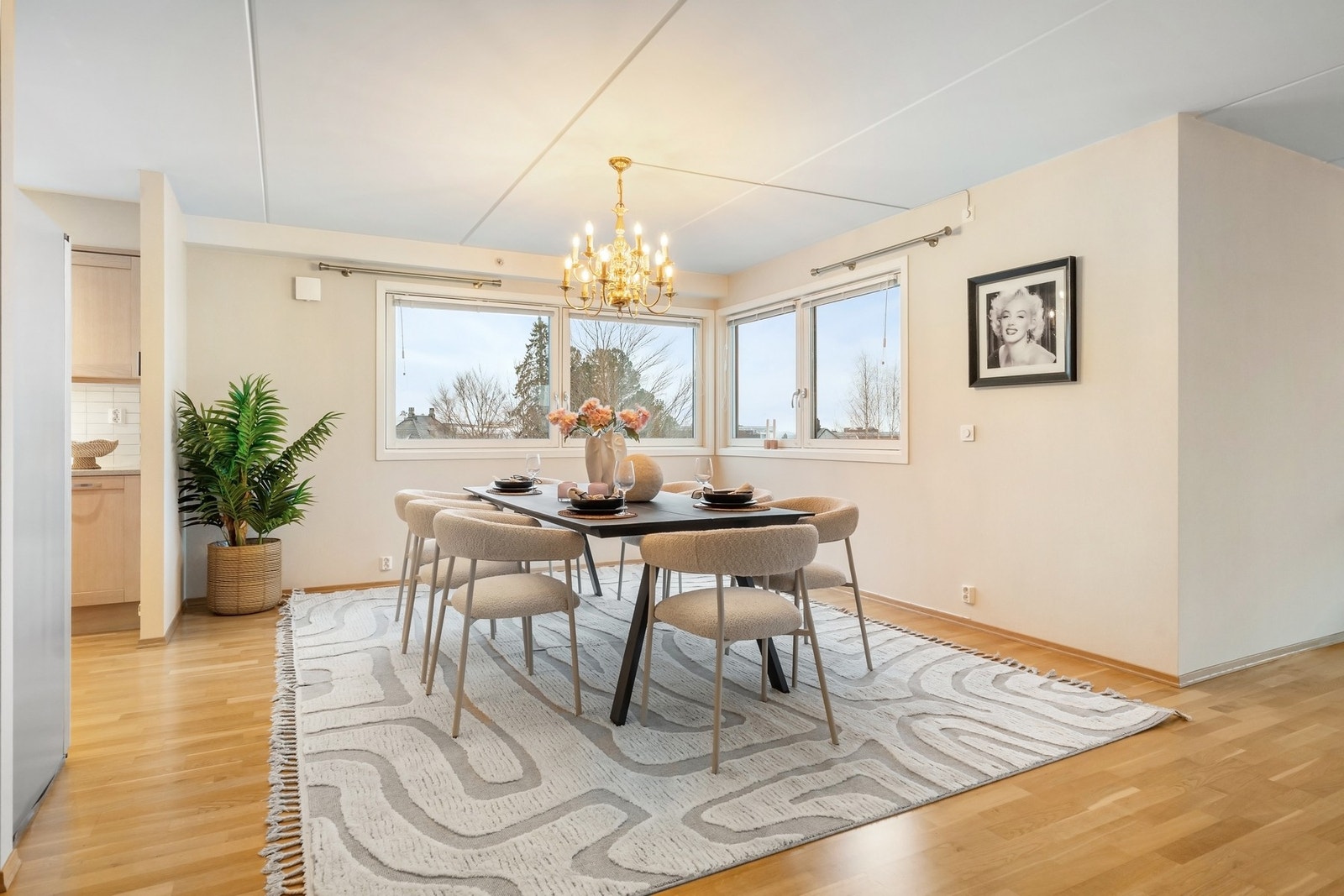 Spisestuen og kjøkkenet er tilliggende hverandre. Galleribilde