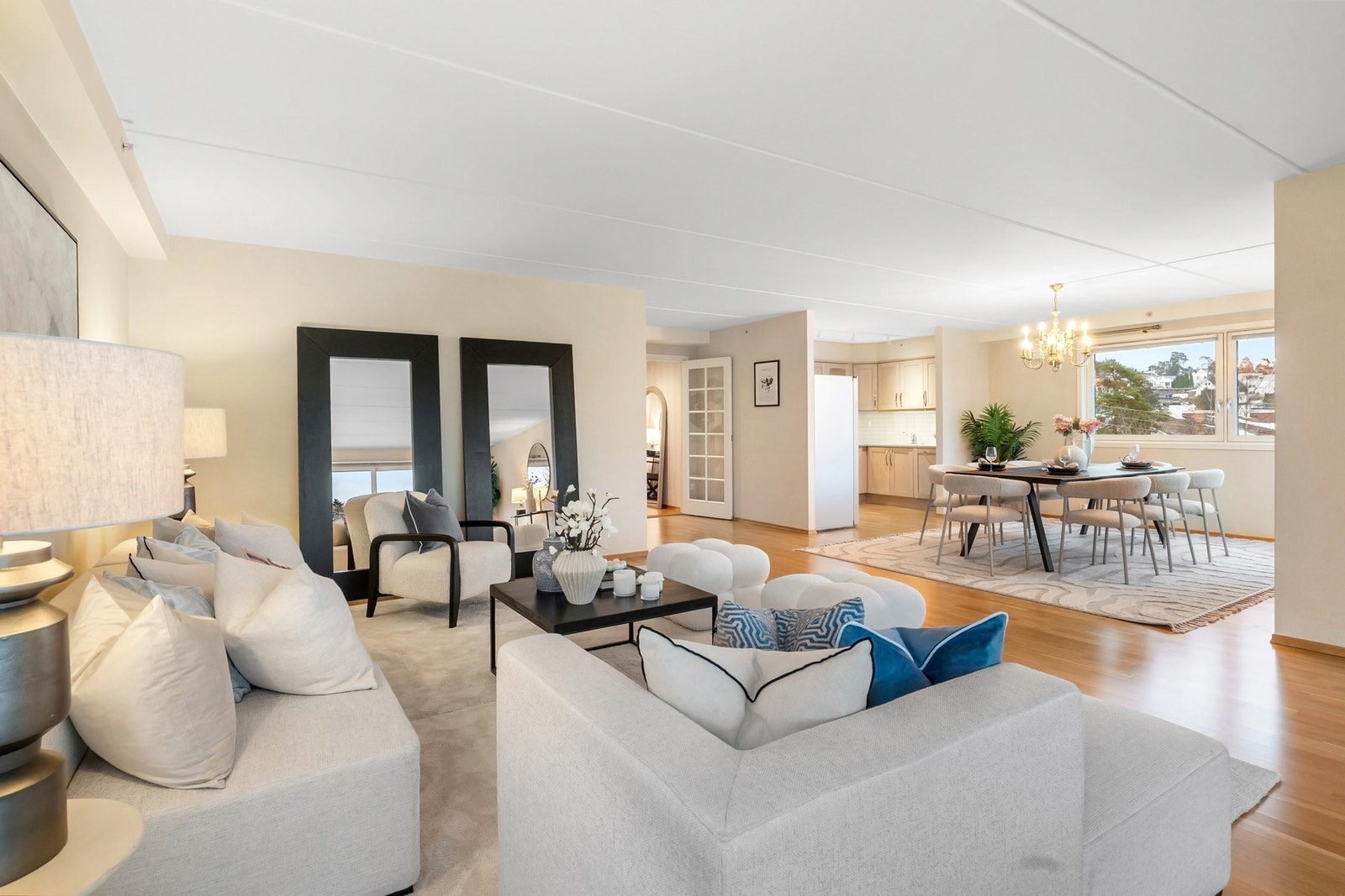 Det er plass til både romslig sofagruppe, tv-sone og spisestue. Galleribilde