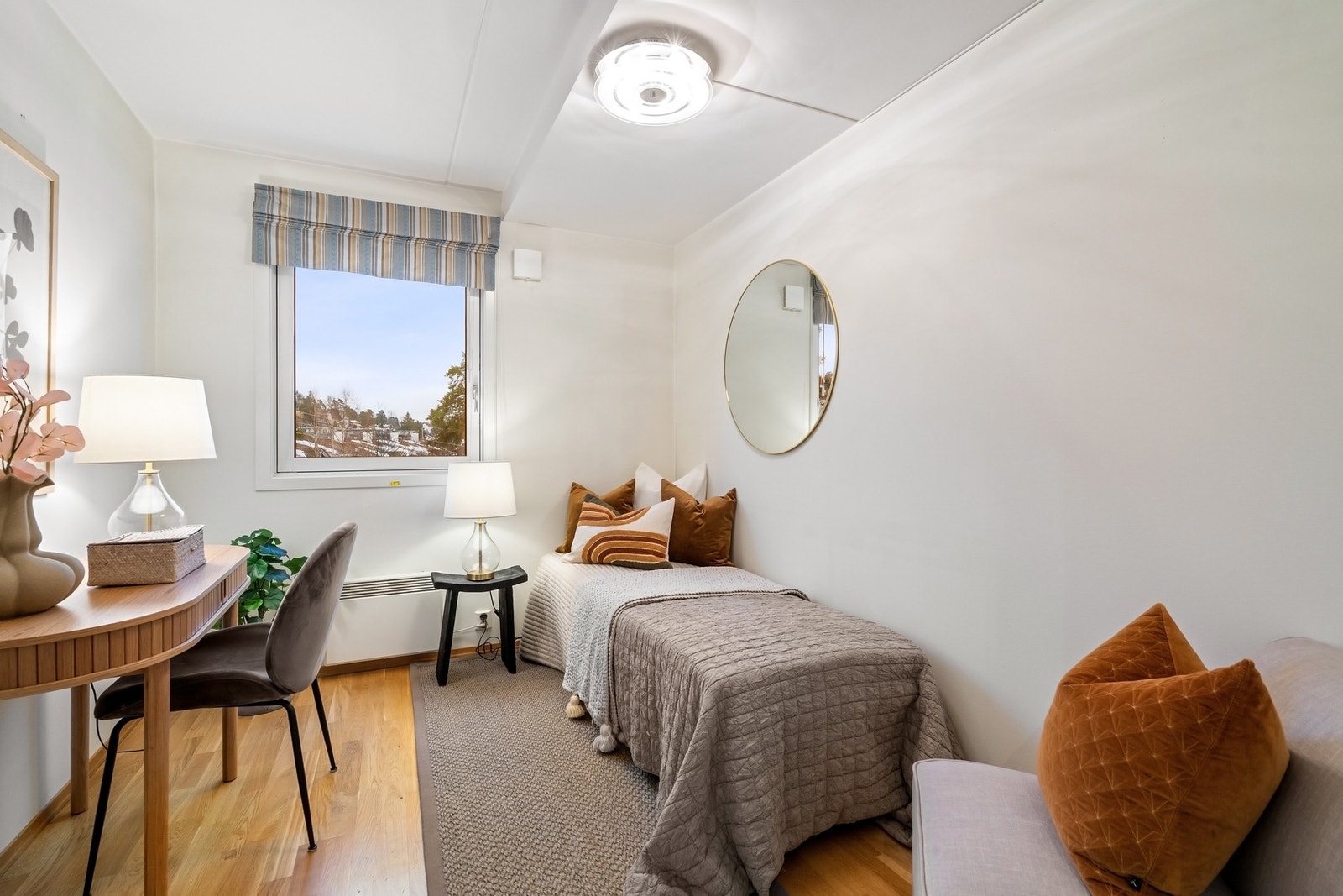 De øvrige soverommene har også romslig plass for soveromsmøblement. Galleribilde