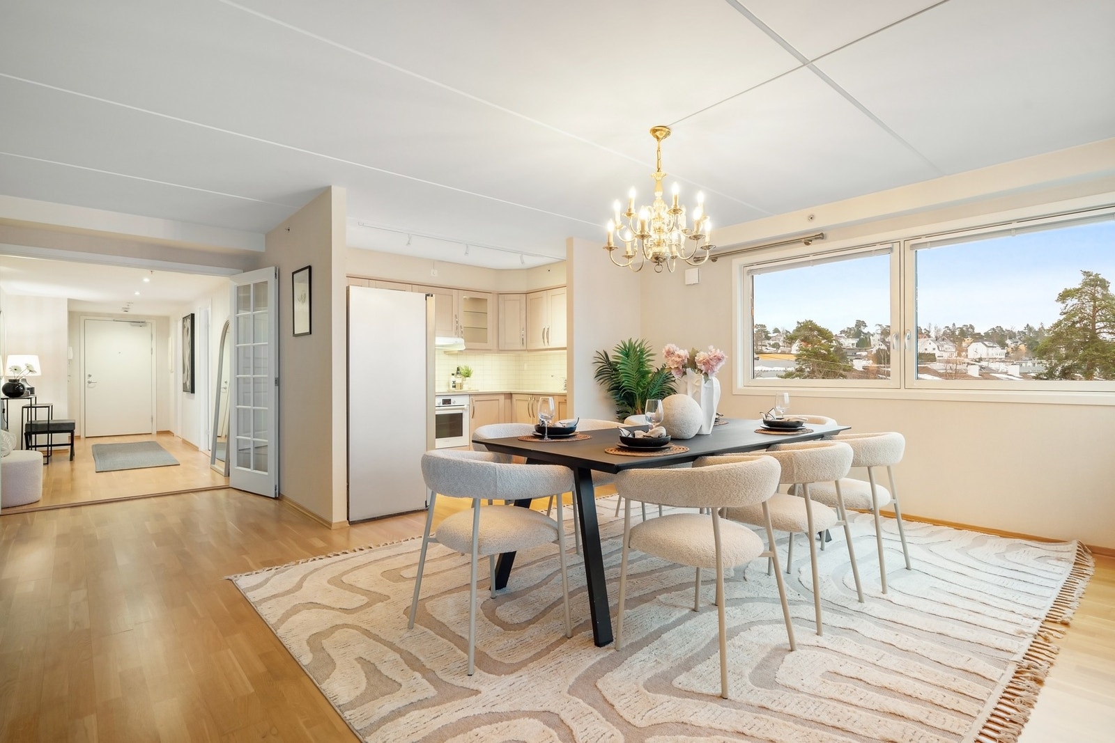 Spisestuen er naturlig plassert i forlengelsen av stuen og har god plass til langbord. Galleribilde