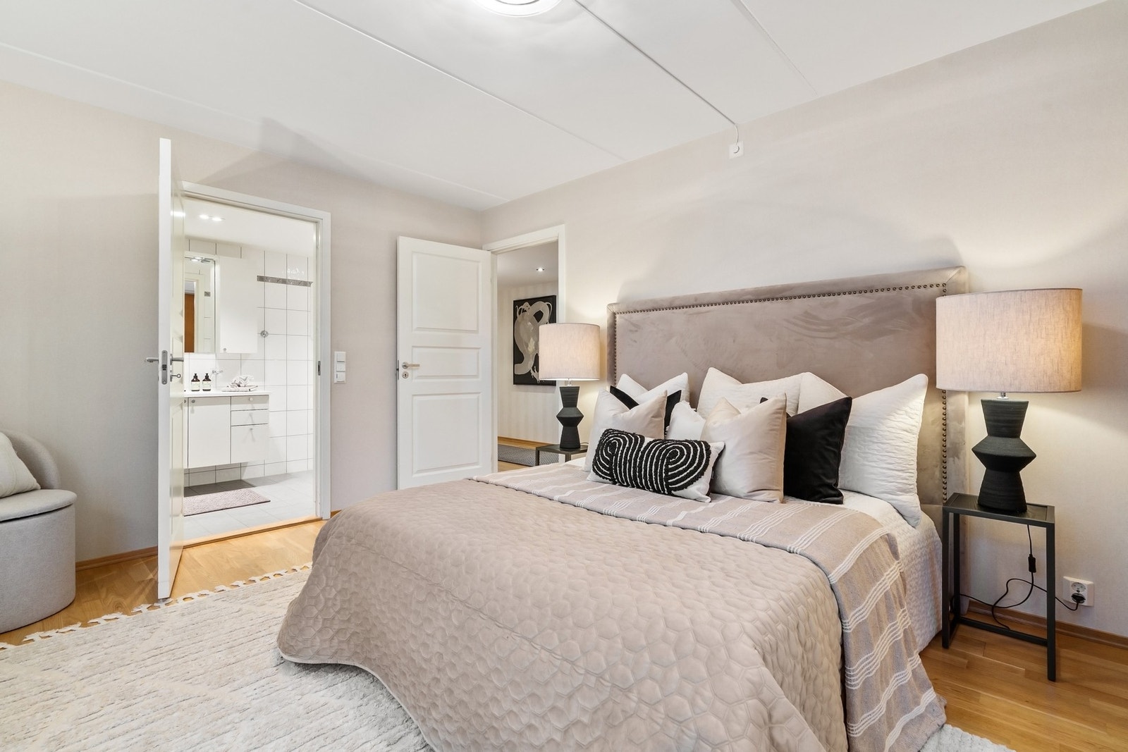 Hovedsoverommet ligger i suiteløsning med et av badene, og har plass til dobbeltseng og garderobeløsning Galleribilde