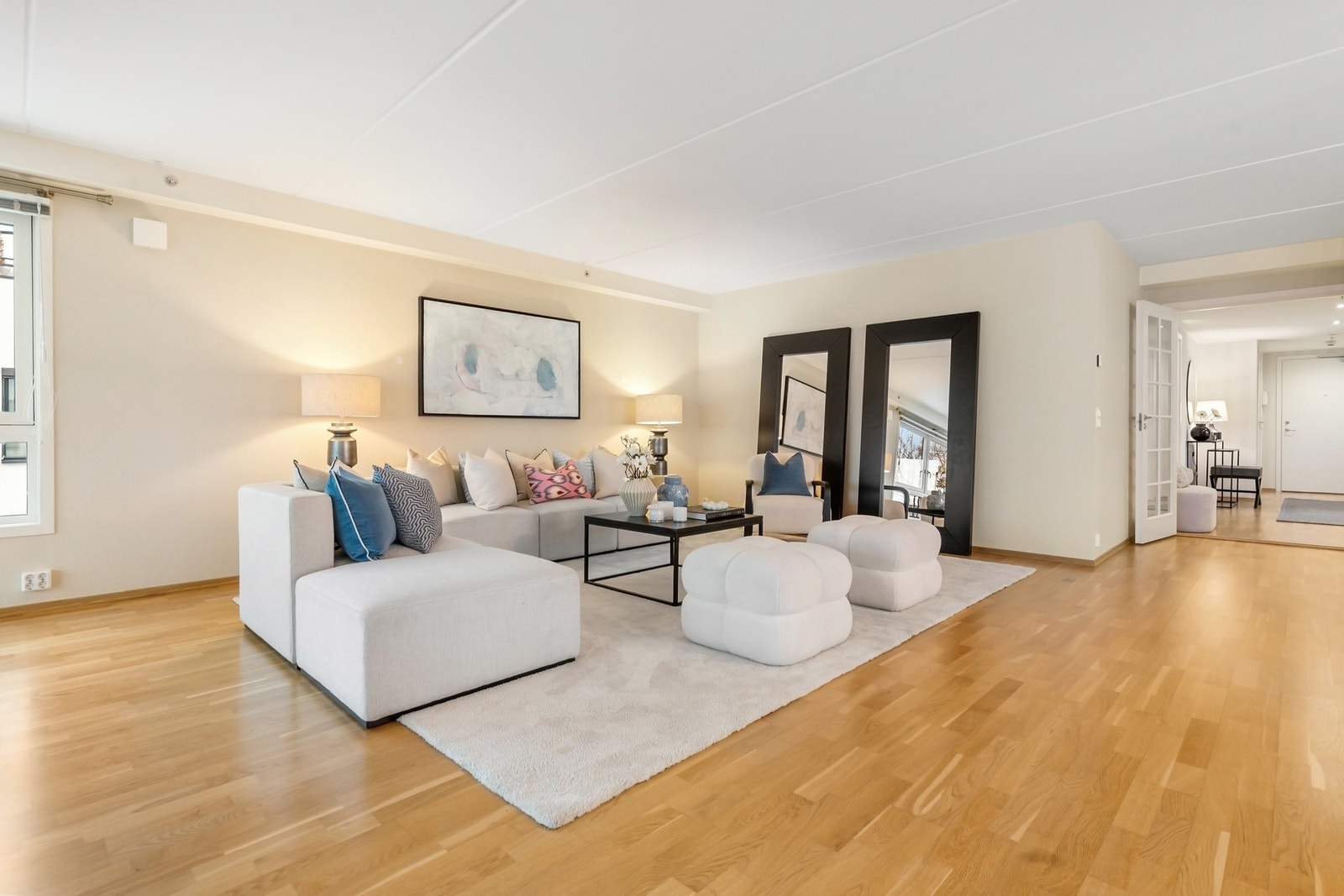 Stuen er et lyst og romslig oppholdsrom. Galleribilde