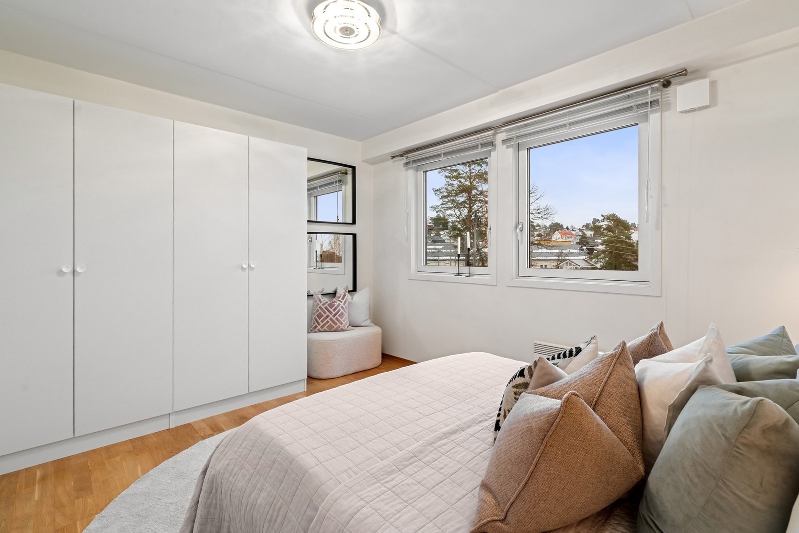 Det er gode garderobeløsninger både på soverommene og i gangen, samt to eksterne boder i fellesareal. Galleribilde