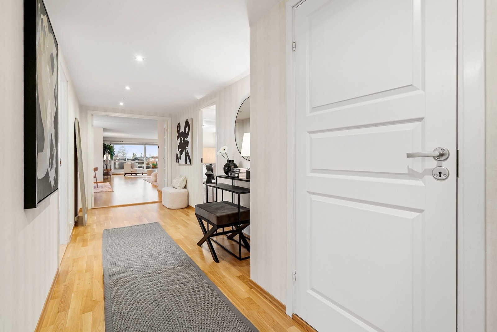 Planløsningen gir en naturlig flyt videre til boligens øvrige rom. Galleribilde