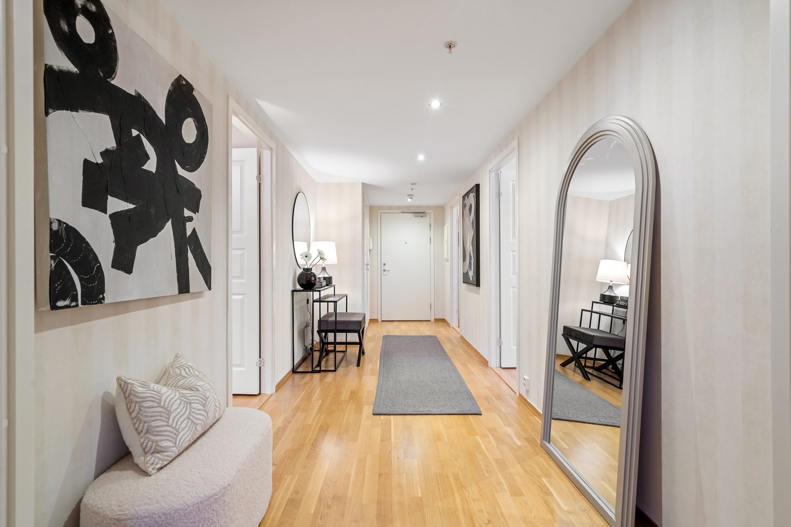 Vel innenfor døren finnes en innbydende entré/gang med god plass til garderobeløsninger. Galleribilde