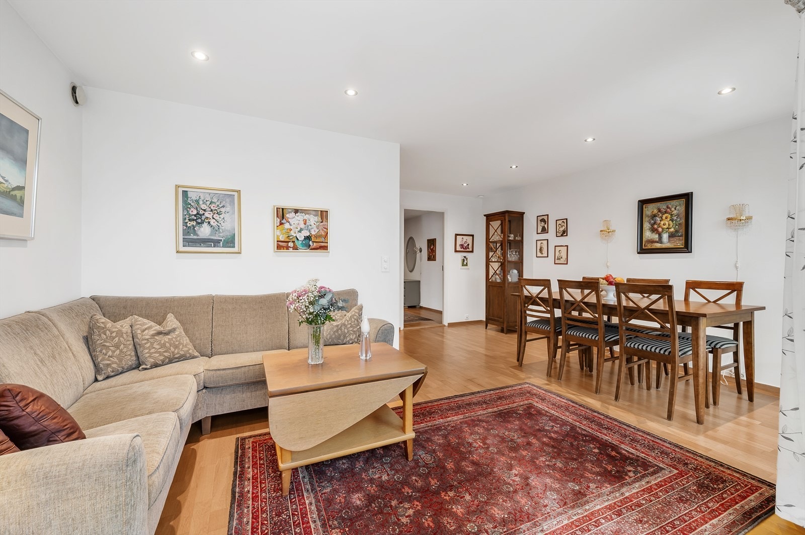 Lys og fin stue/spisestue med store vindusflater og utgang til terrasse Galleribilde