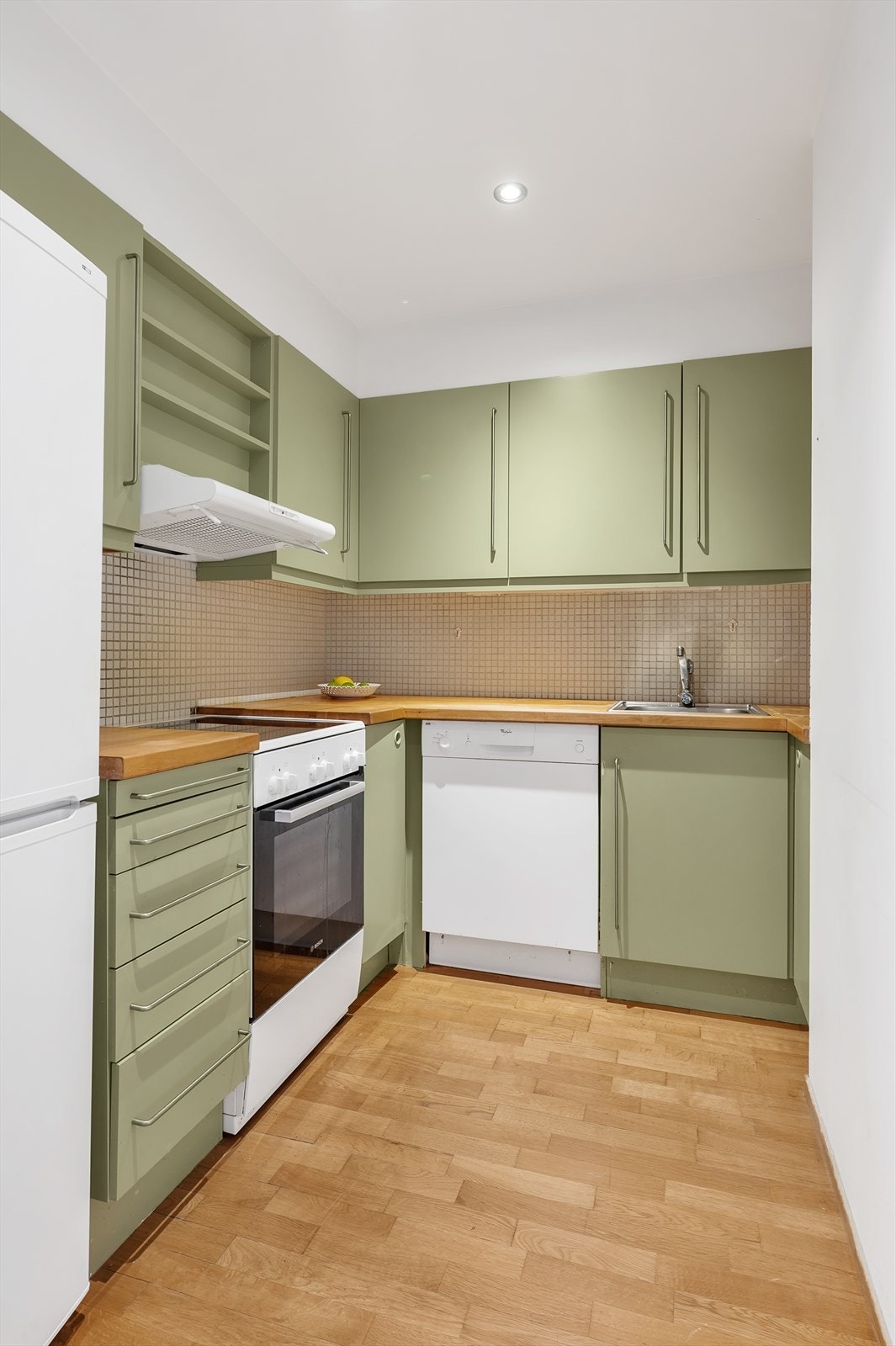 Kjøkken med god benkplass og hvitevarer som medfølger: Kjøleskap/frys, komfyr og oppvaskmaskin Galleribilde