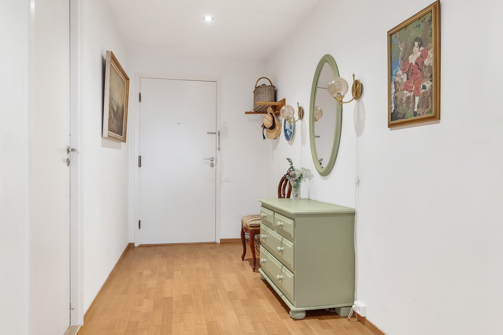 Romslig entre hvor det er plass til skyvedørsgarderobe Galleribilde