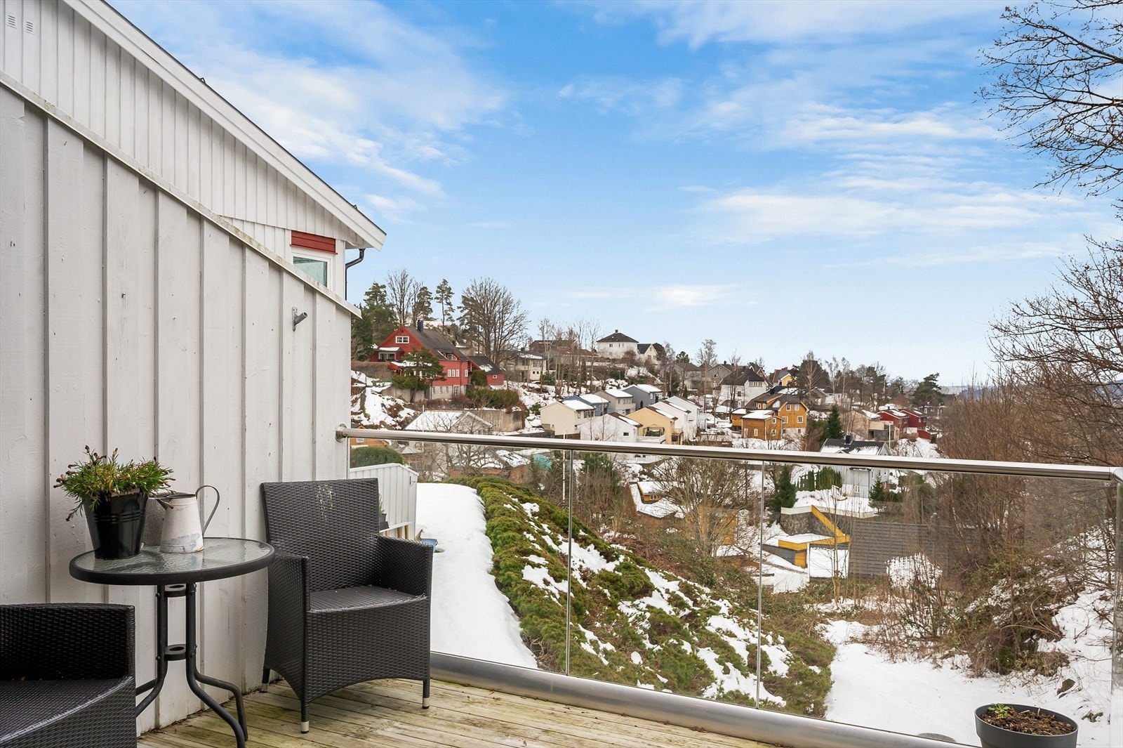 Terrasse med gode solforhold, usjenert beliggenhet og flott utsikt! Galleribilde