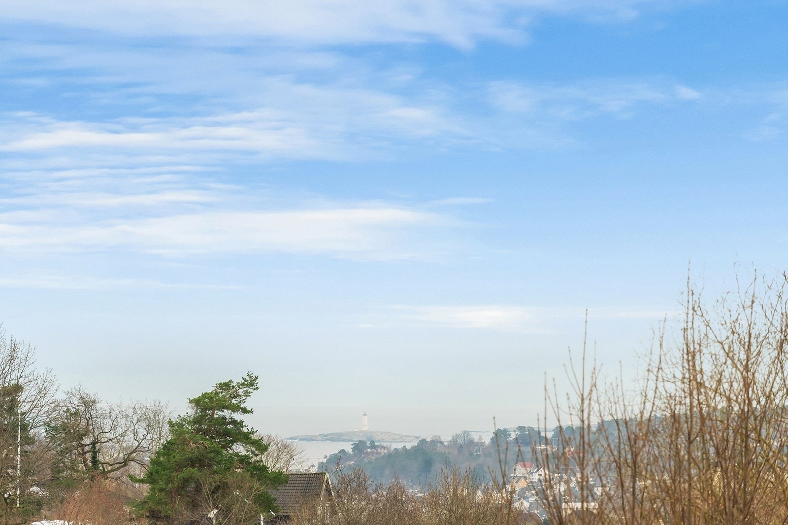 Flott utsikt til Torungen fyr og havet (bildet er zoomet for å vise utsikten) Galleribilde