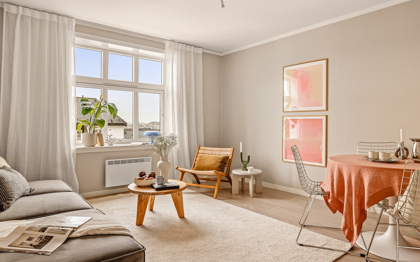 Stuen gir god plass til både sofa- og spisegruppe. Galleribilde