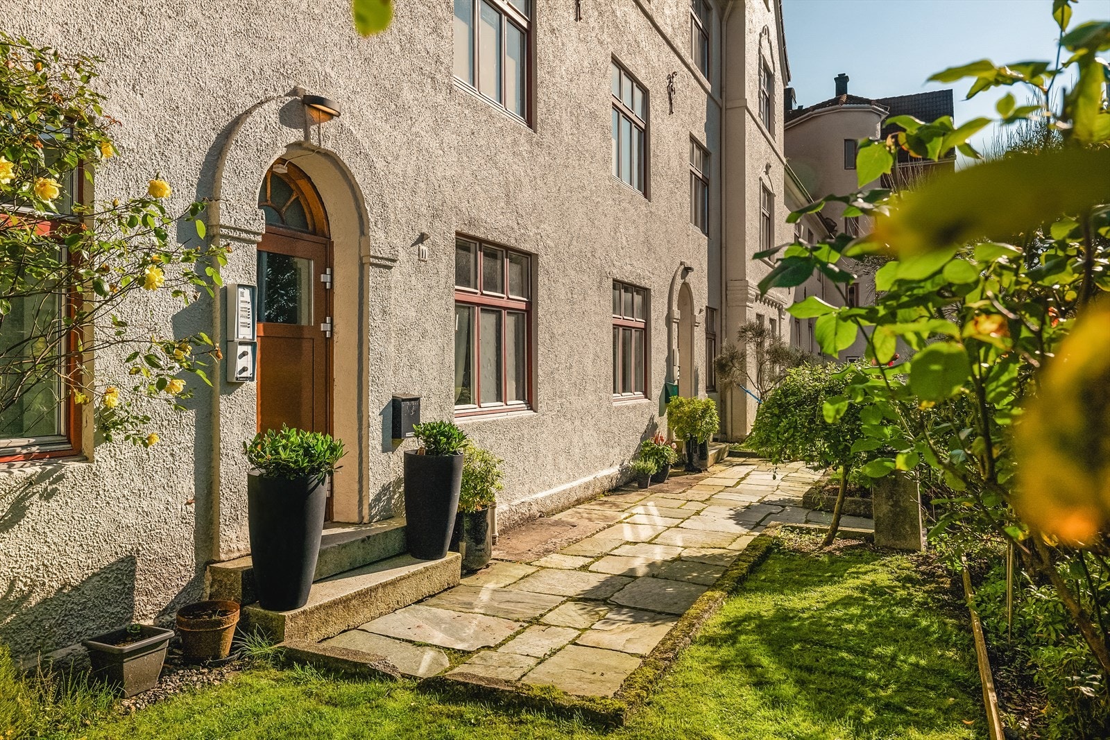 På sommerstid kommer de frodige forhagene virkelig til sin rett! Galleribilde