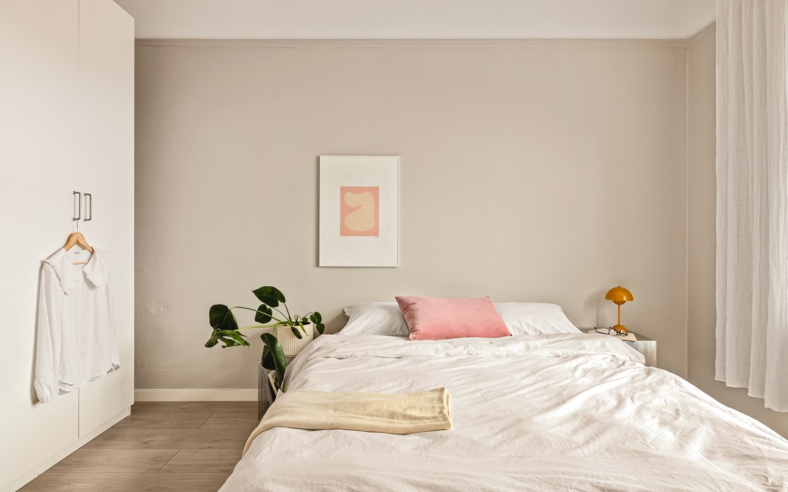 På soverommet har du godt med oppbevaringsplass. Galleribilde