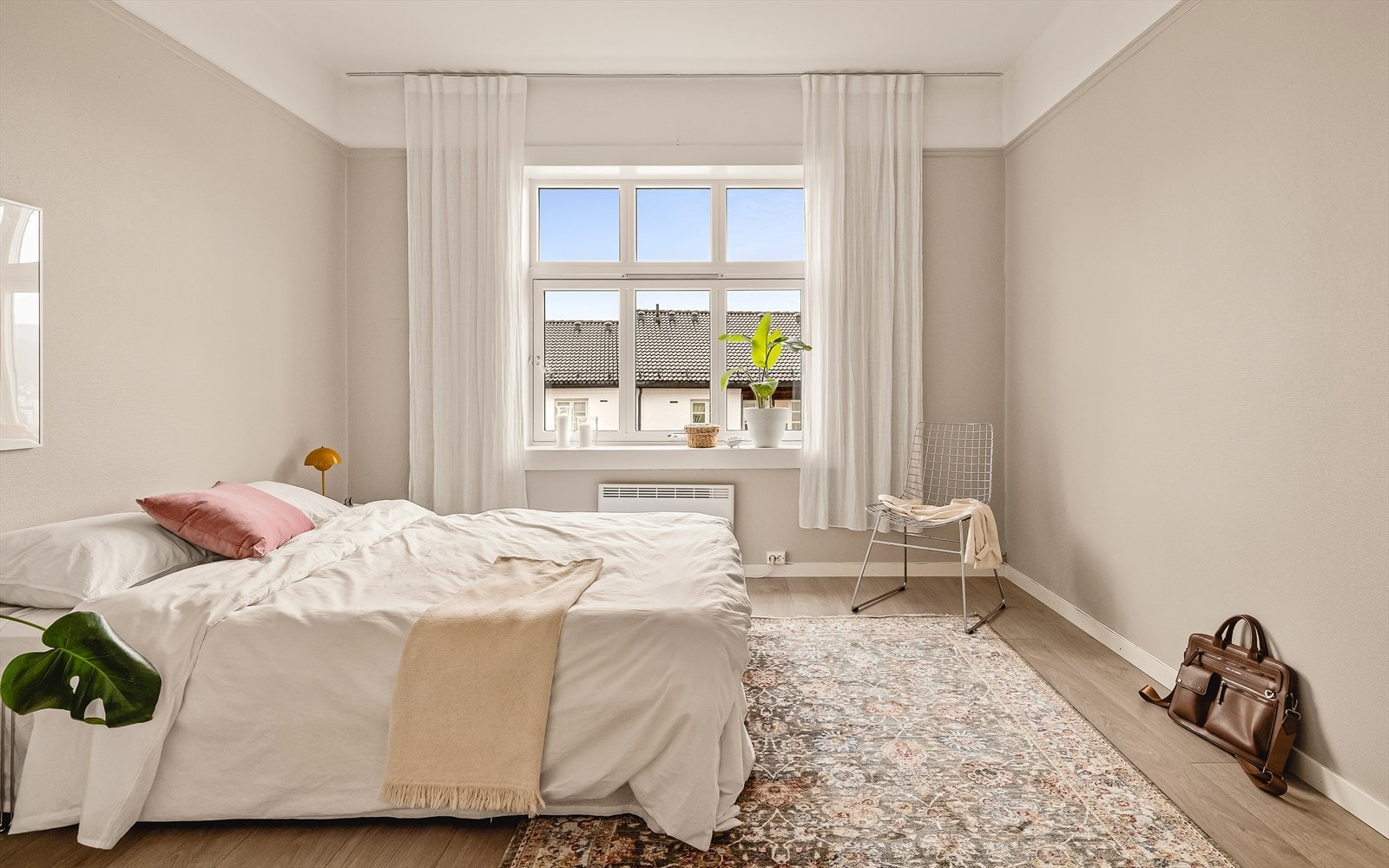 Stort og luftig soverom som måler 15,4 kvadratmeter. Galleribilde