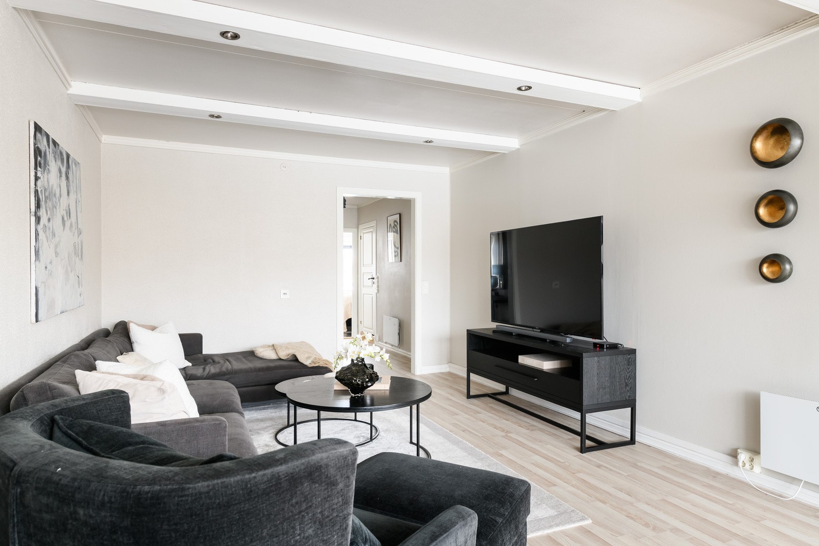 Rommet har gode møbleringsmuligheter med naturlig plass til tv-sone og sittegruppe. Galleribilde