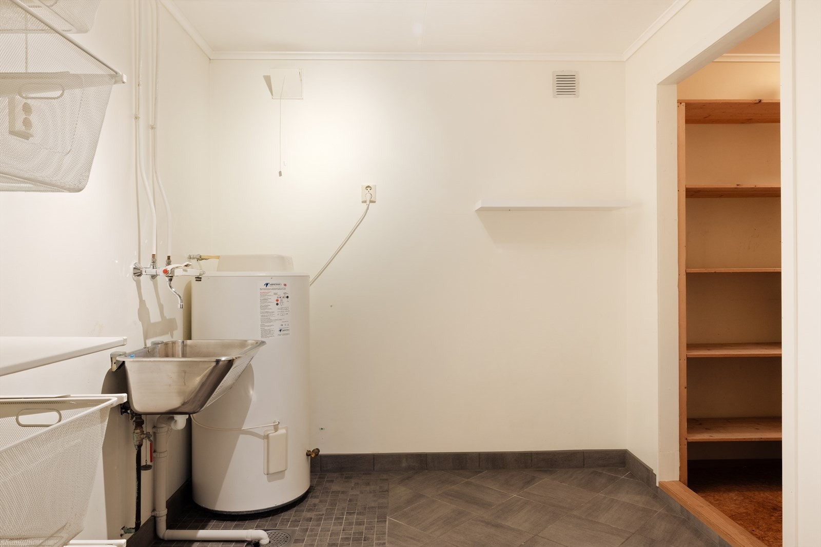 Separat vaskerom på 6 m², oppusset i 2011, med opplegg for vaskemaskin og utslagsvask. Galleribilde