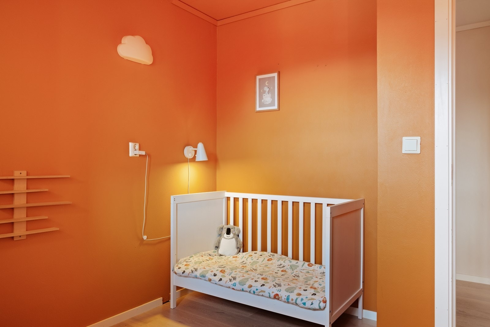 Rommet har 1-stavs parkett på gulvet, i likhet med resten av etasjen. Galleribilde