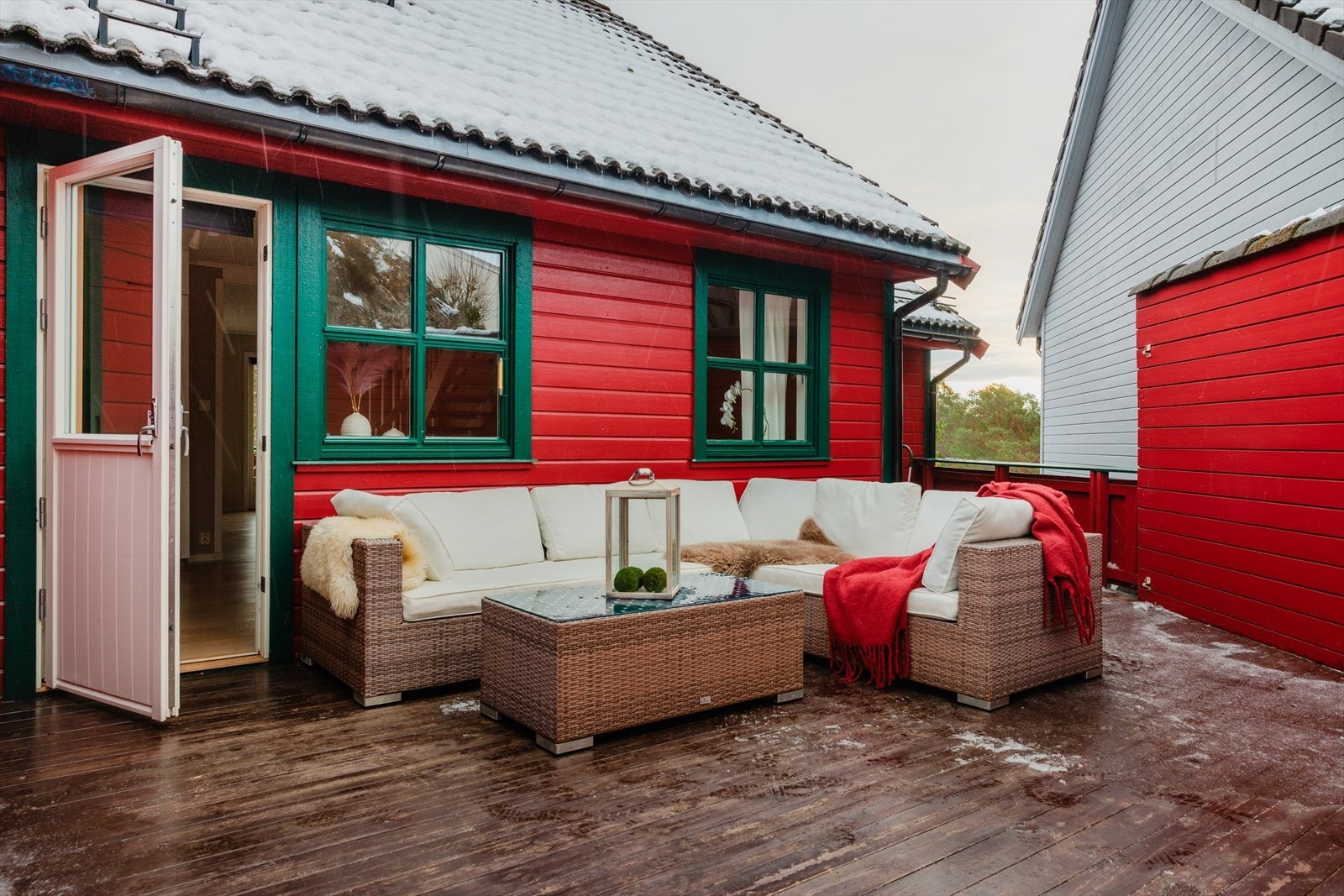 Boligen har to store terrasser på til sammen 47 m², som utvider de sosiale sonene. Galleribilde