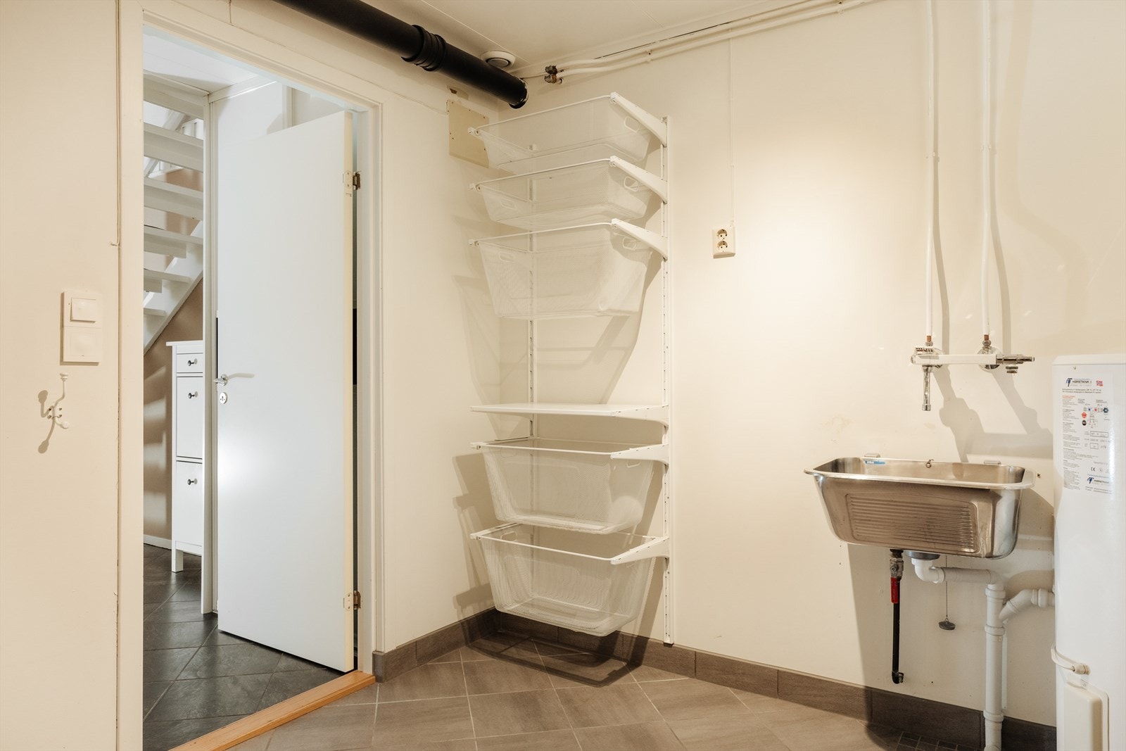 Rommet huser også en Møretank varmtvannsbereder fra 2011 og har god lagringsplass. Galleribilde