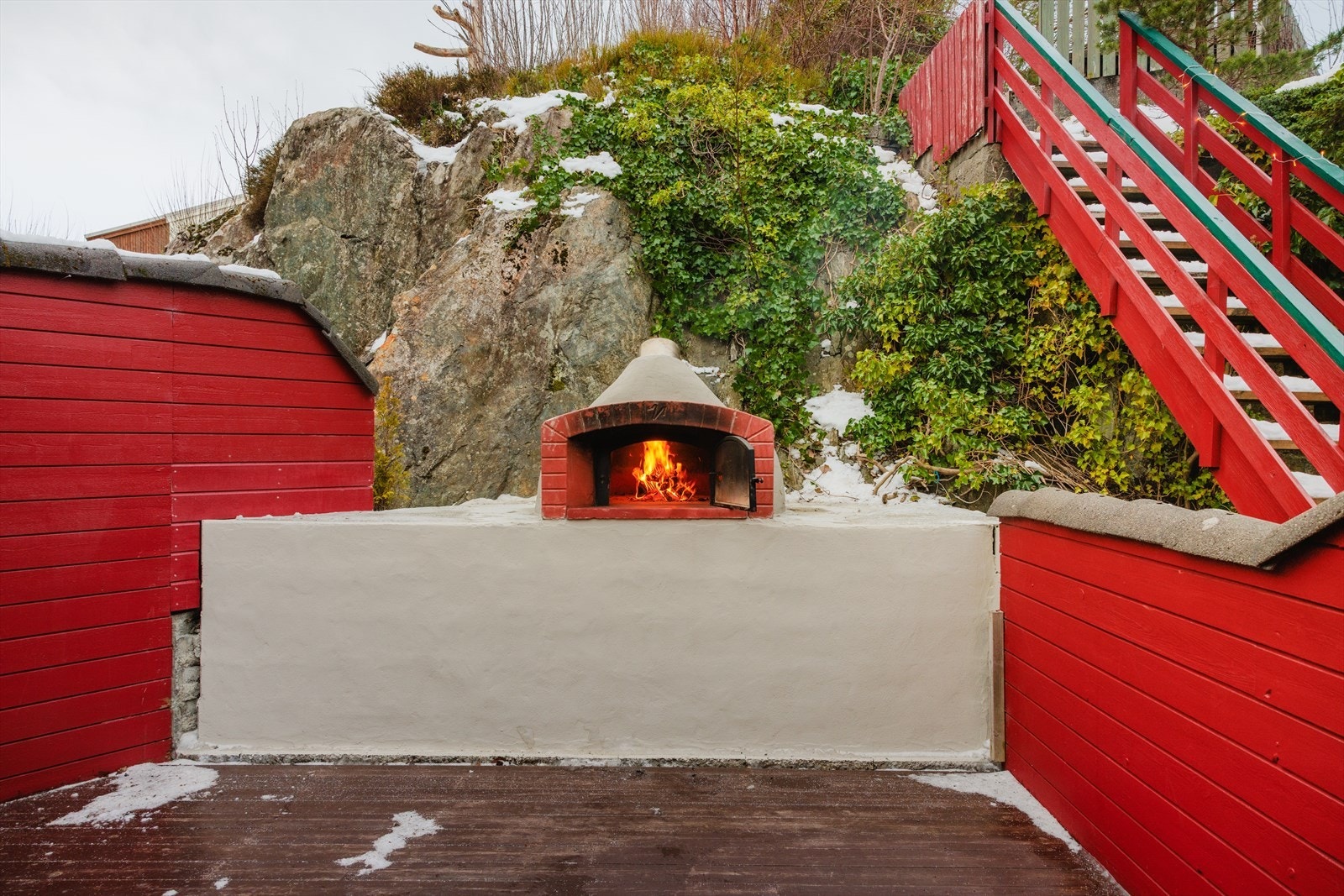 Den vedfyrte pizzaovnen er perfekt for sosiale sammenkomster. Galleribilde