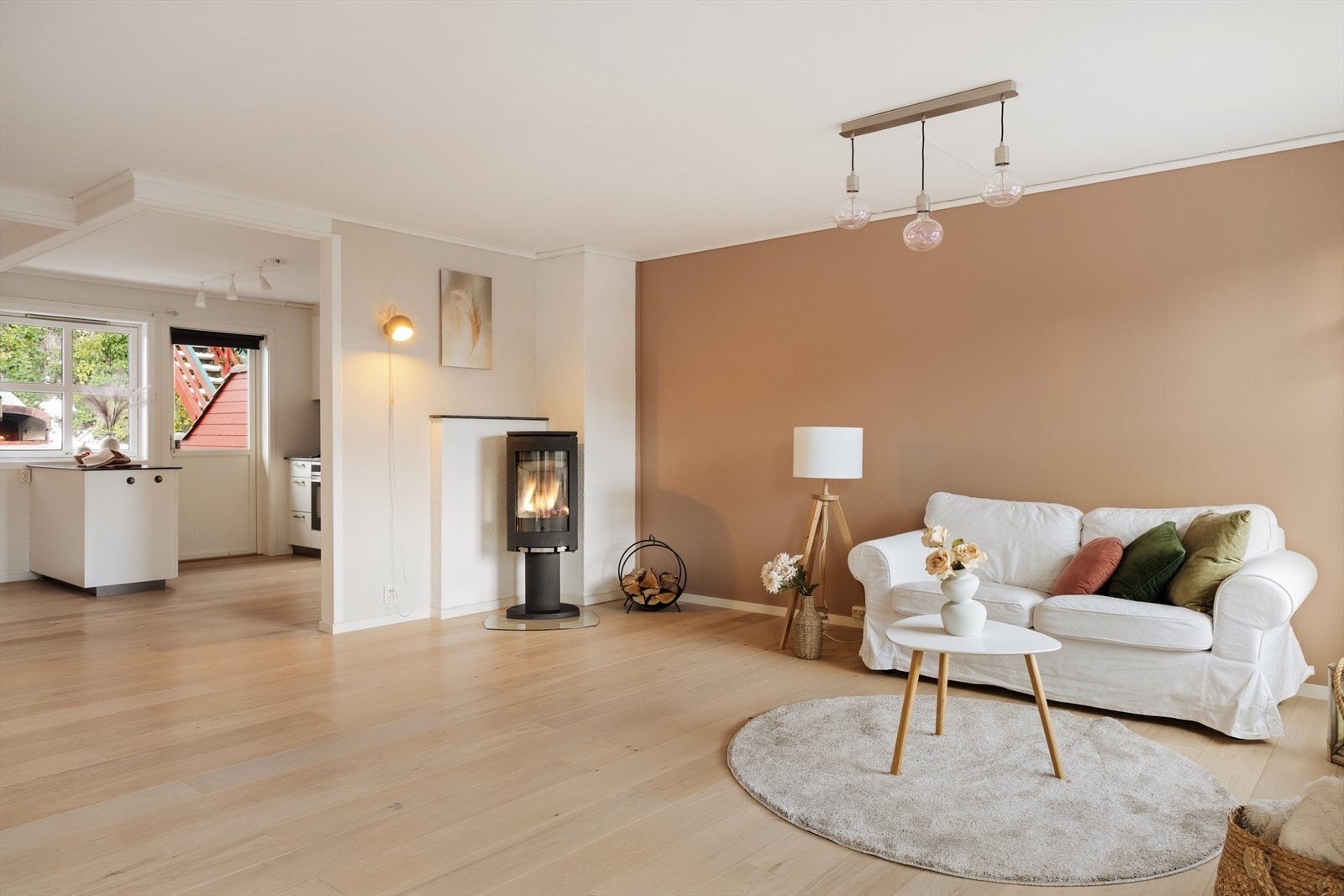 Den åpne planløsningen skaper en sosial sone mellom stue og kjøkken. Galleribilde