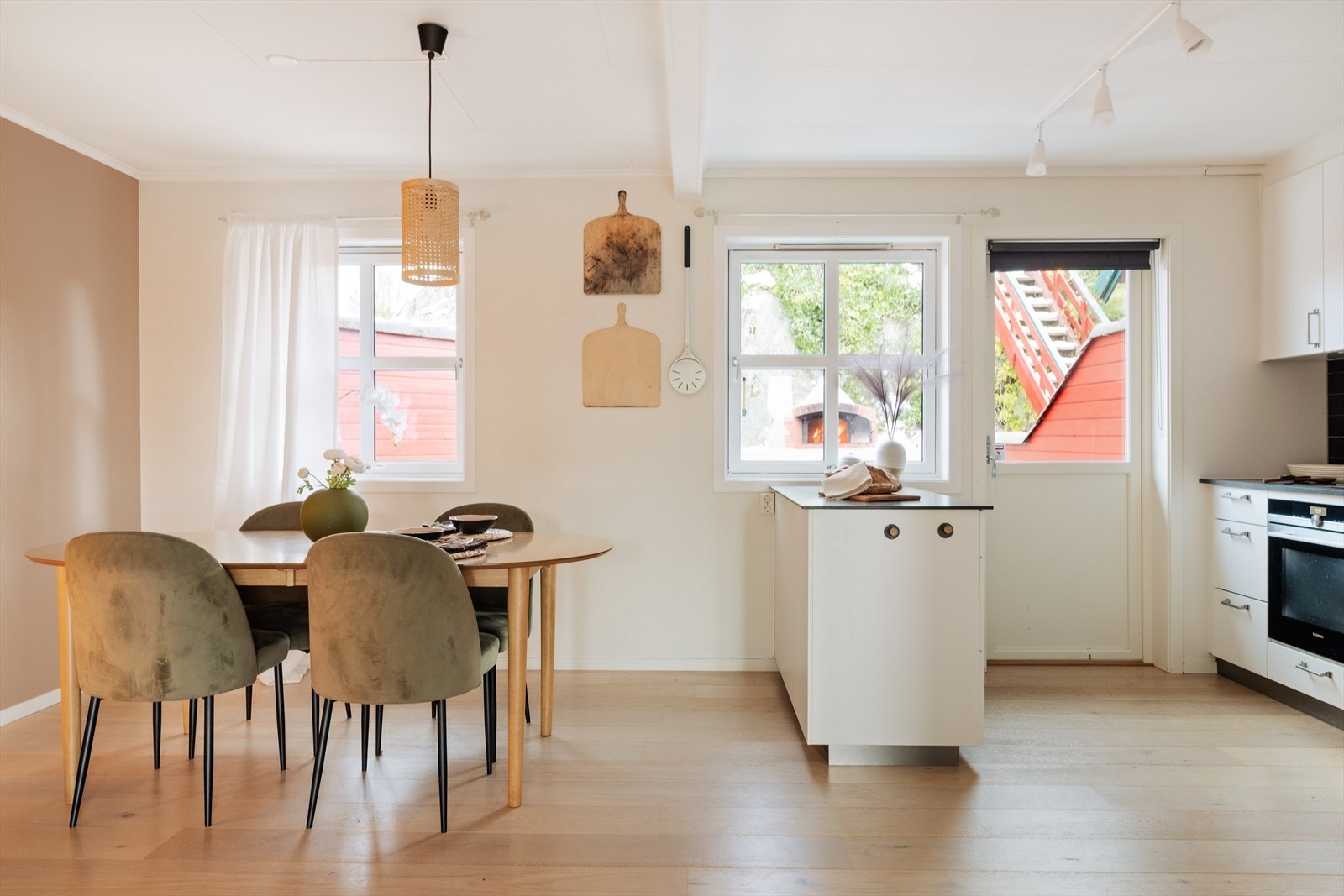 Det er god plass til spisebord i tilknytning til kjøkkenet. Galleribilde