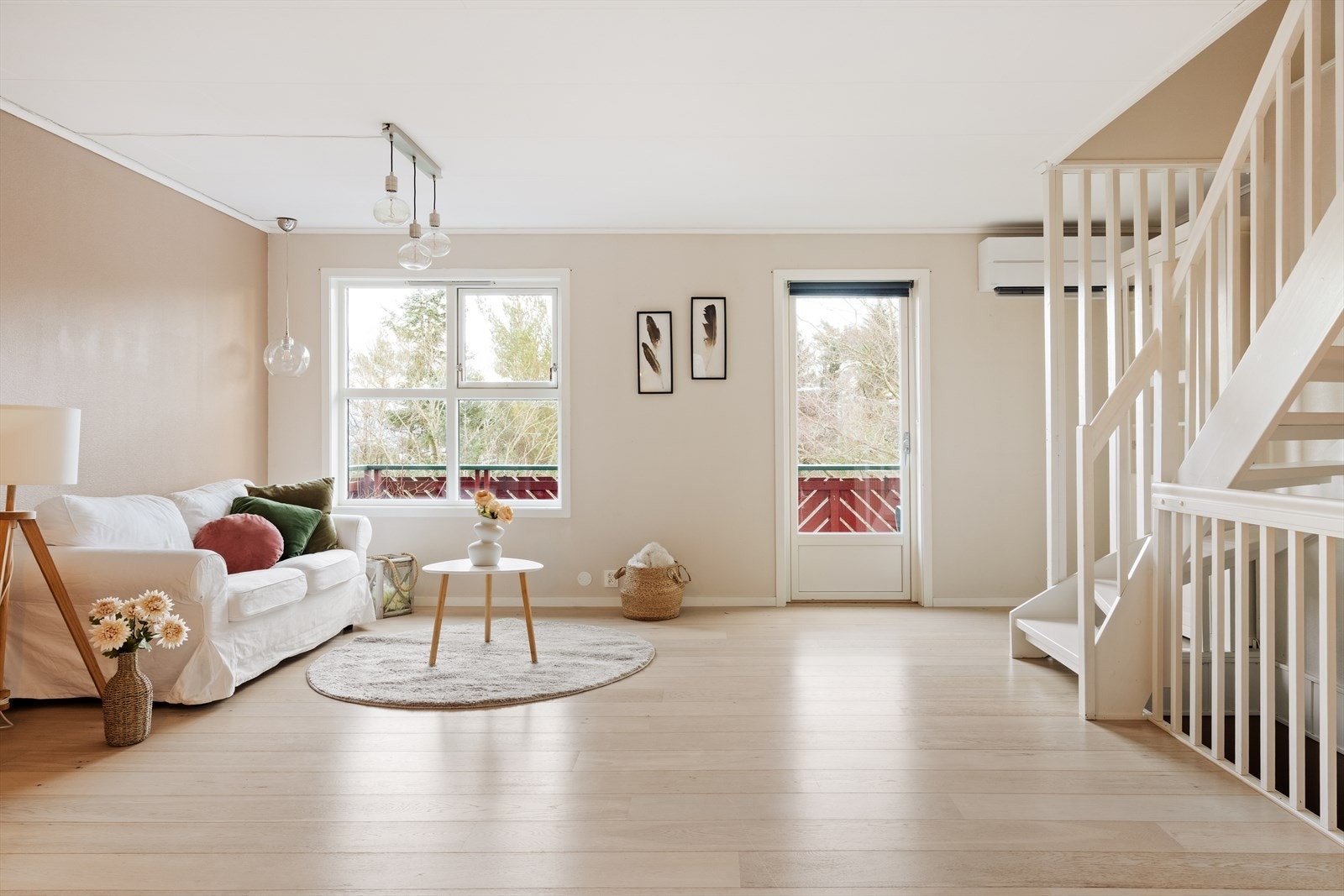 Det store allrommet i andre etasje har 1-stavs parkettgulv og utgang til terrasse. Galleribilde