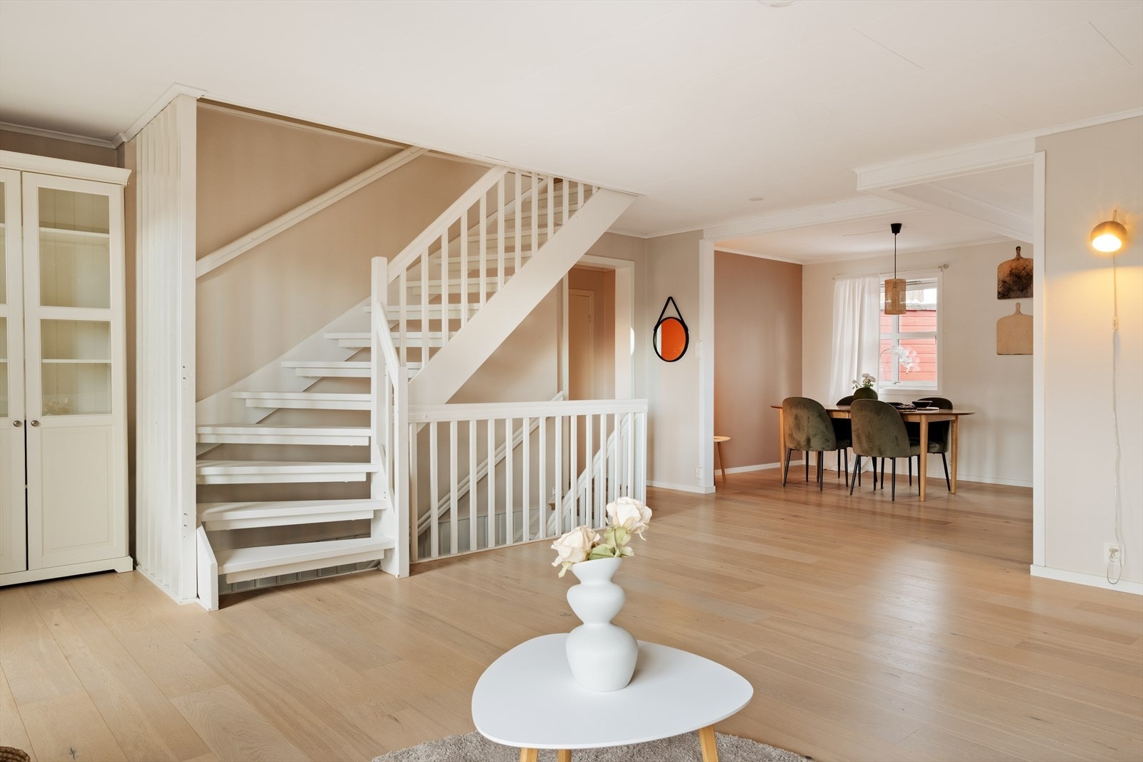 Tretrappen binder etasjene sammen og leder opp til det innredede rommet på loftet. Galleribilde