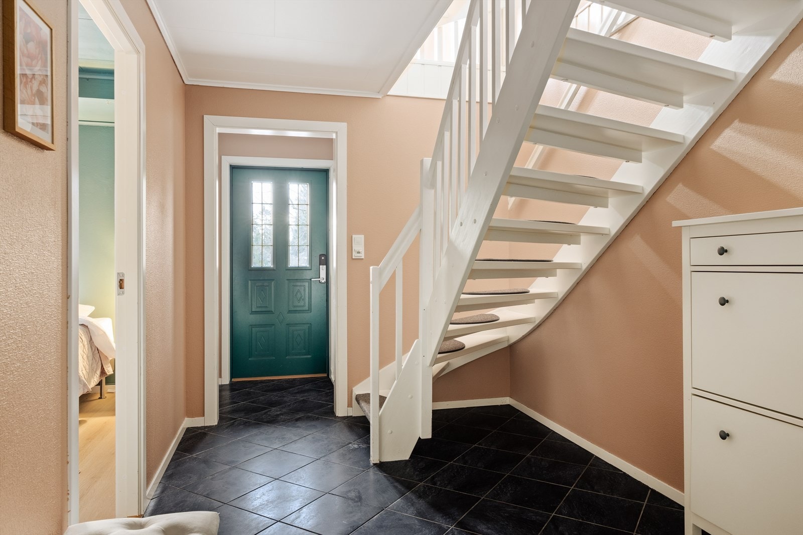 Velkommen inn. Entréen har flislagt gulv med varmekabler for en komfortabel ankomst. Galleribilde