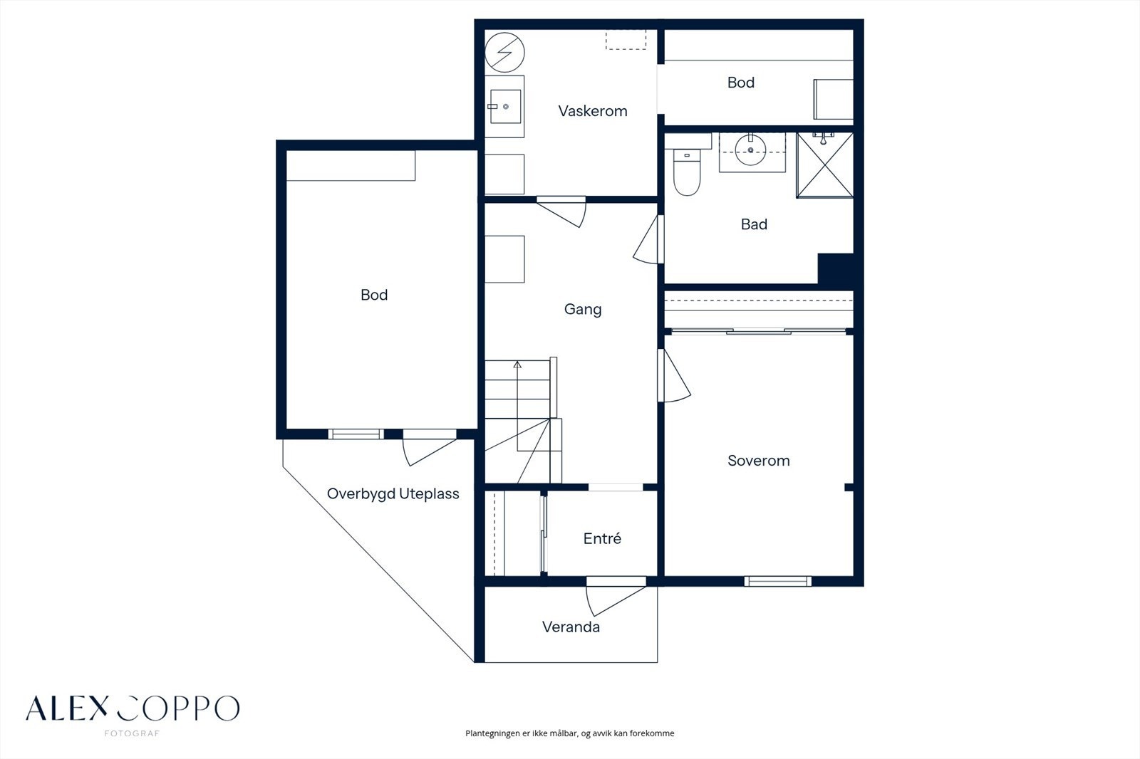 Første etasje inneholder entré, gang, bad, vaskerom, ett soverom og en praktisk bod. Galleribilde