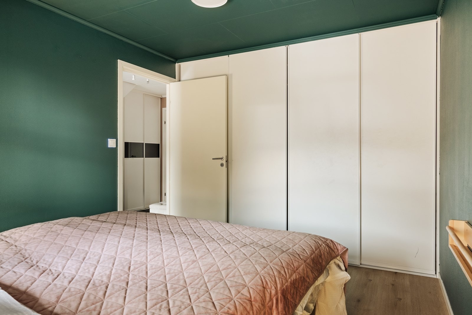 God plass til garderobeløsning for rikelig med oppbevaring. Galleribilde