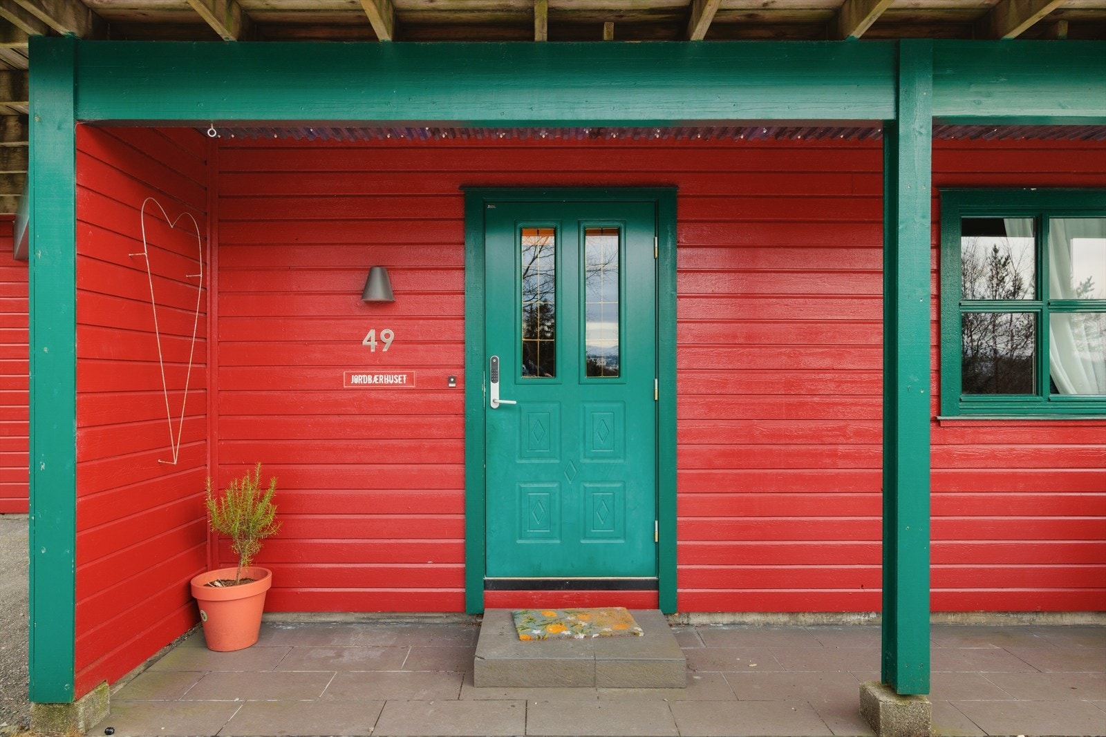 Overbygget inngangsparti gir en tørr og praktisk ankomst. Galleribilde