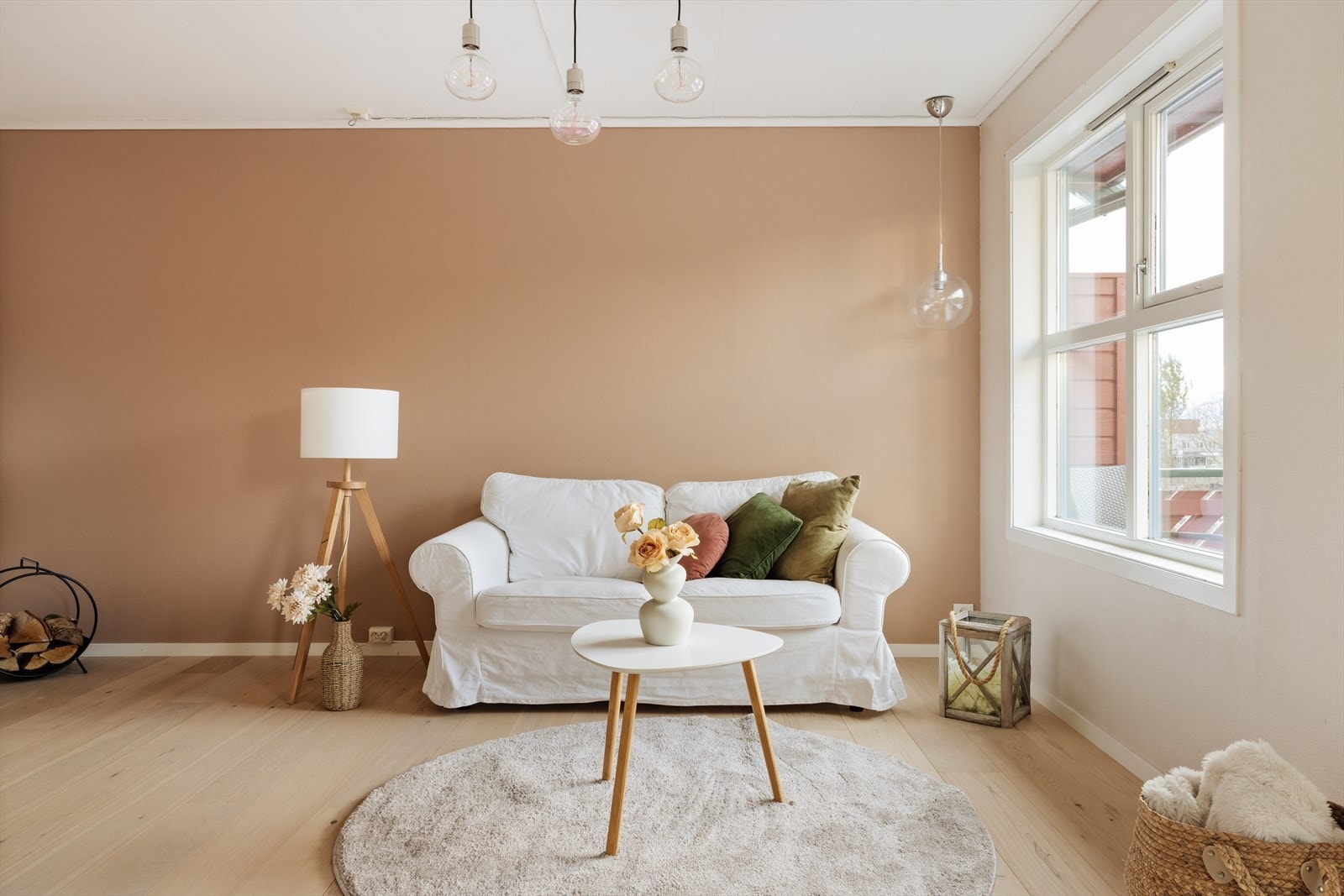 Rommet er lyst og luftig, med god plass for sofagruppe og annen møblering. Galleribilde