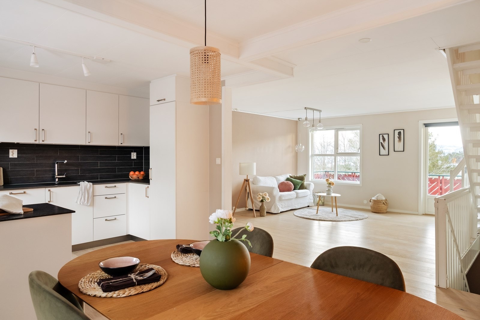 Kjøkkenet, modernisert i 2016, har en åpen og sosial utforming mot stuen. Galleribilde