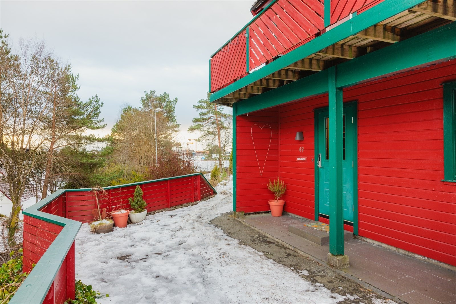 Tomten er opparbeidet med asfaltert tilkomst og beplantning. Galleribilde