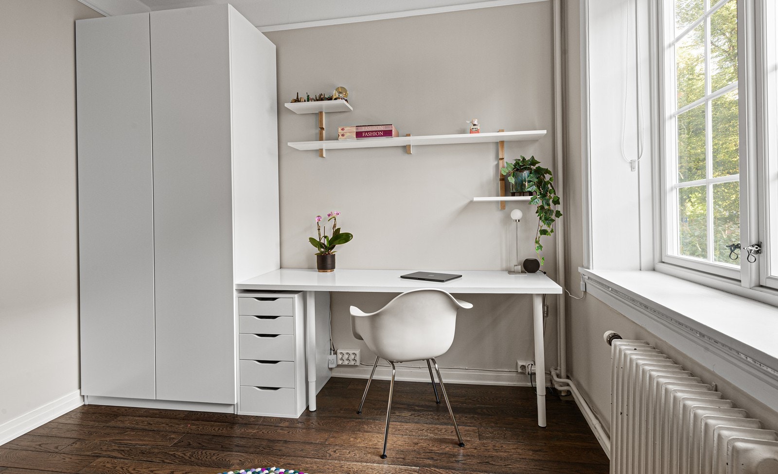 Romslig soverom nr. 3 med god skapplass og store vindusflater Galleribilde