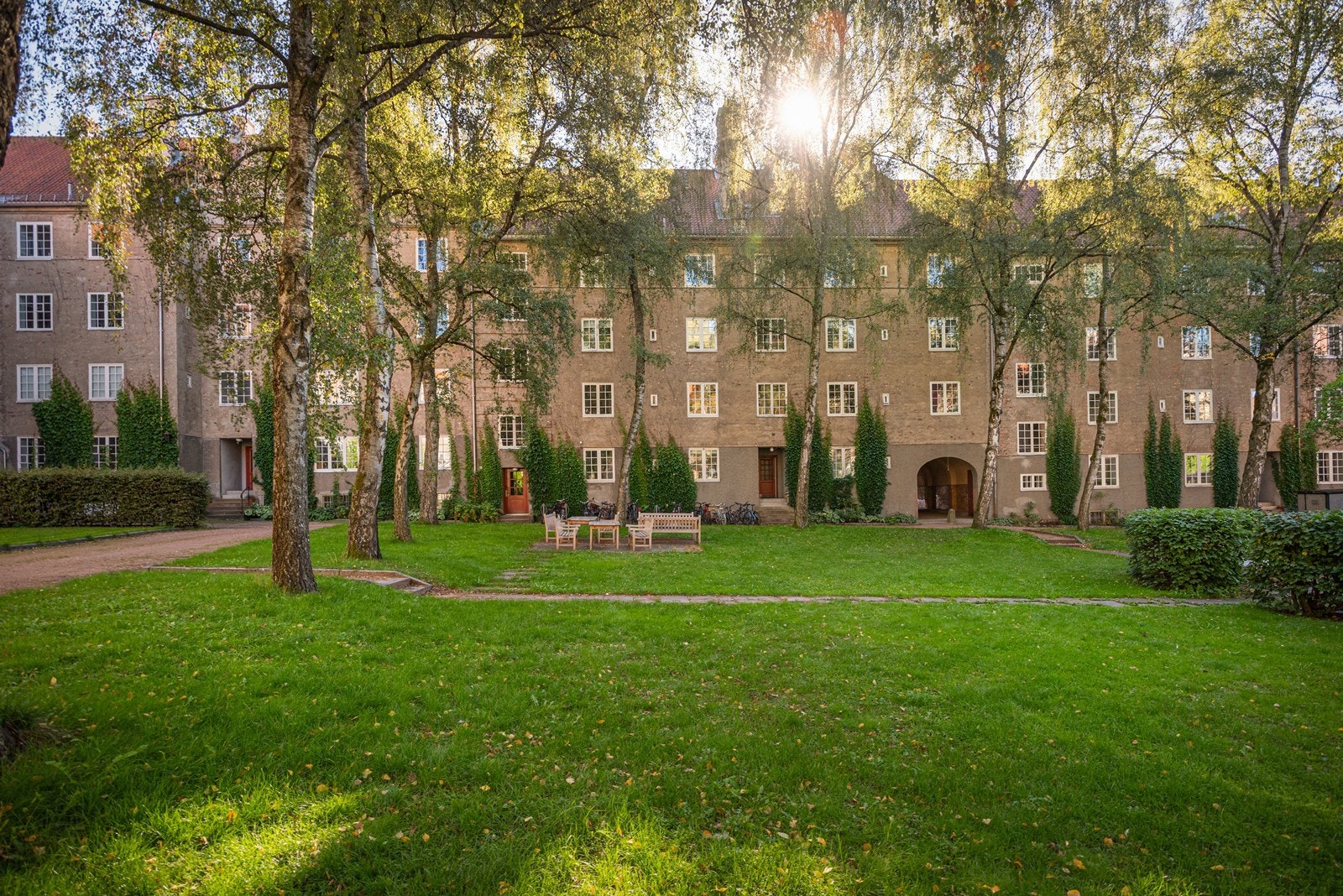 Sameiets særdeles ærverdige og prisbelønnede bakgård inkl. majestetiske trær og flott hageanlegg Galleribilde