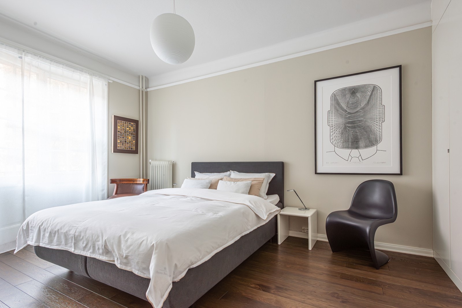 Romslig hovedsoverom med plassbygde takhøye skap og fransk balkong med store foldedører Galleribilde