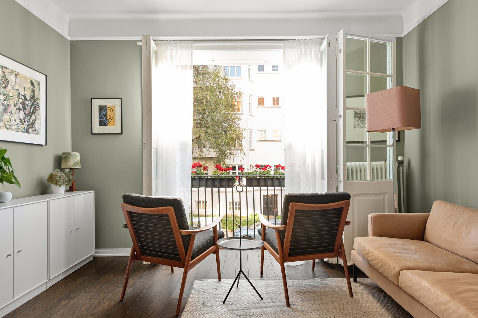 Lys og herlig stue med peis og fransk balkong inkl store foldedører, samt dobbel fløydør til stuen vegg-i-vegg Galleribilde