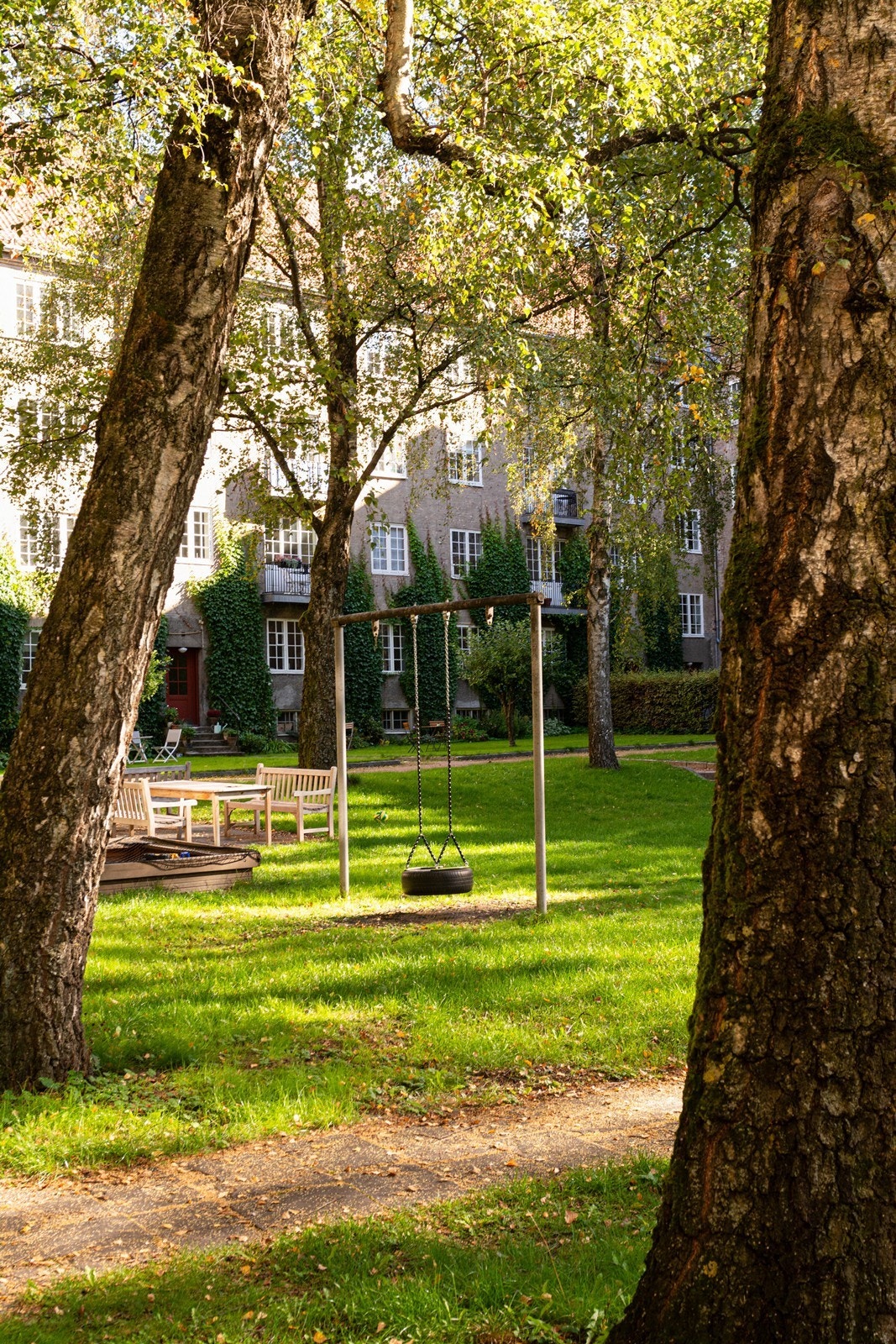 Sameiets særdeles ærverdige og prisbelønnede bakgård inkl. majestetiske trær og flott hageanlegg Galleribilde